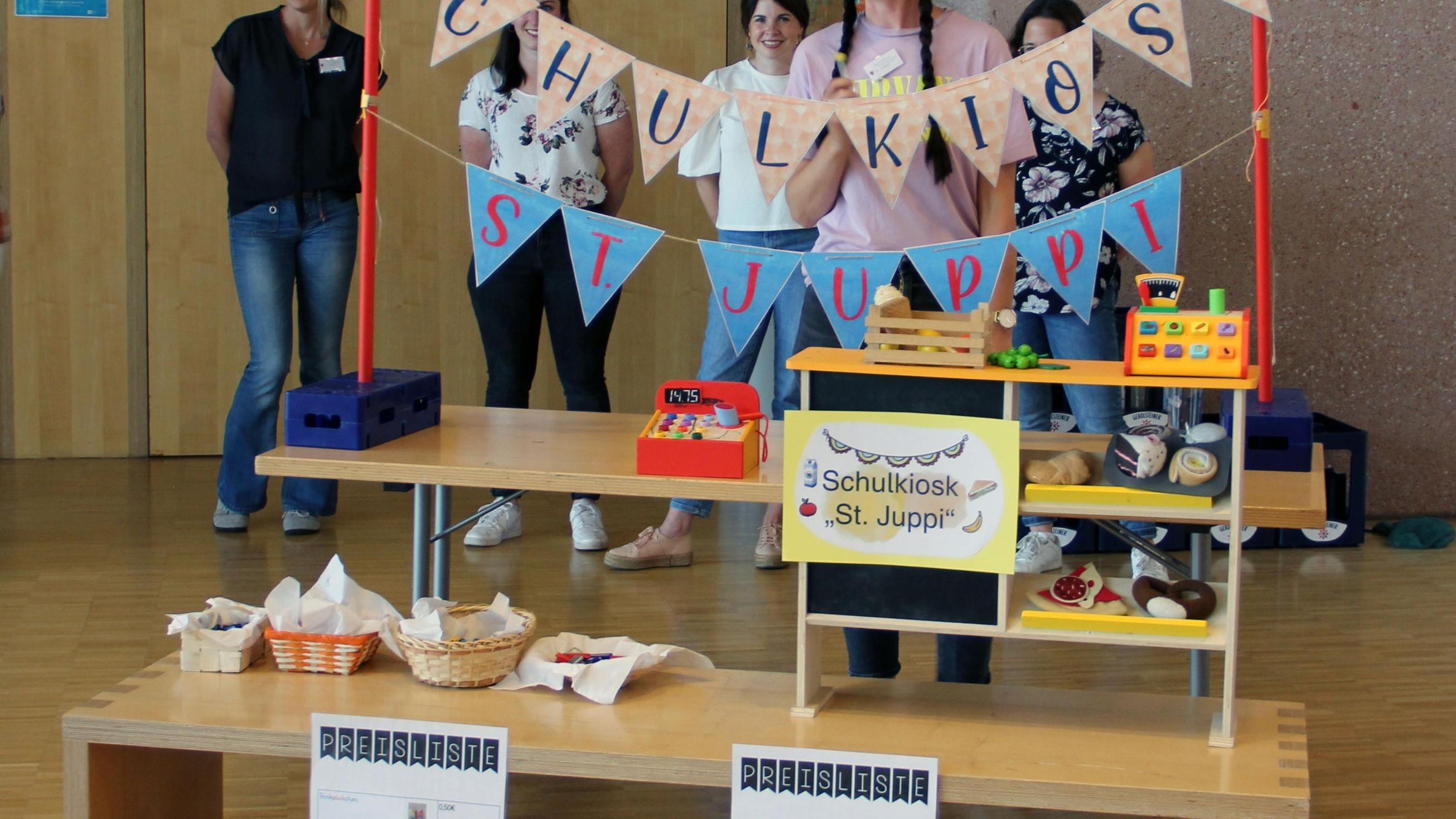 Die Förderschule St. Josef wählte einen spielerischen Ansatz zur Vorstellung des Qualitätsprozesses: Ein kleines Theaterstück. Lehrerin Sarah Breitmeier schlüpfte dafür in die Rolle der Schulsprecherin.