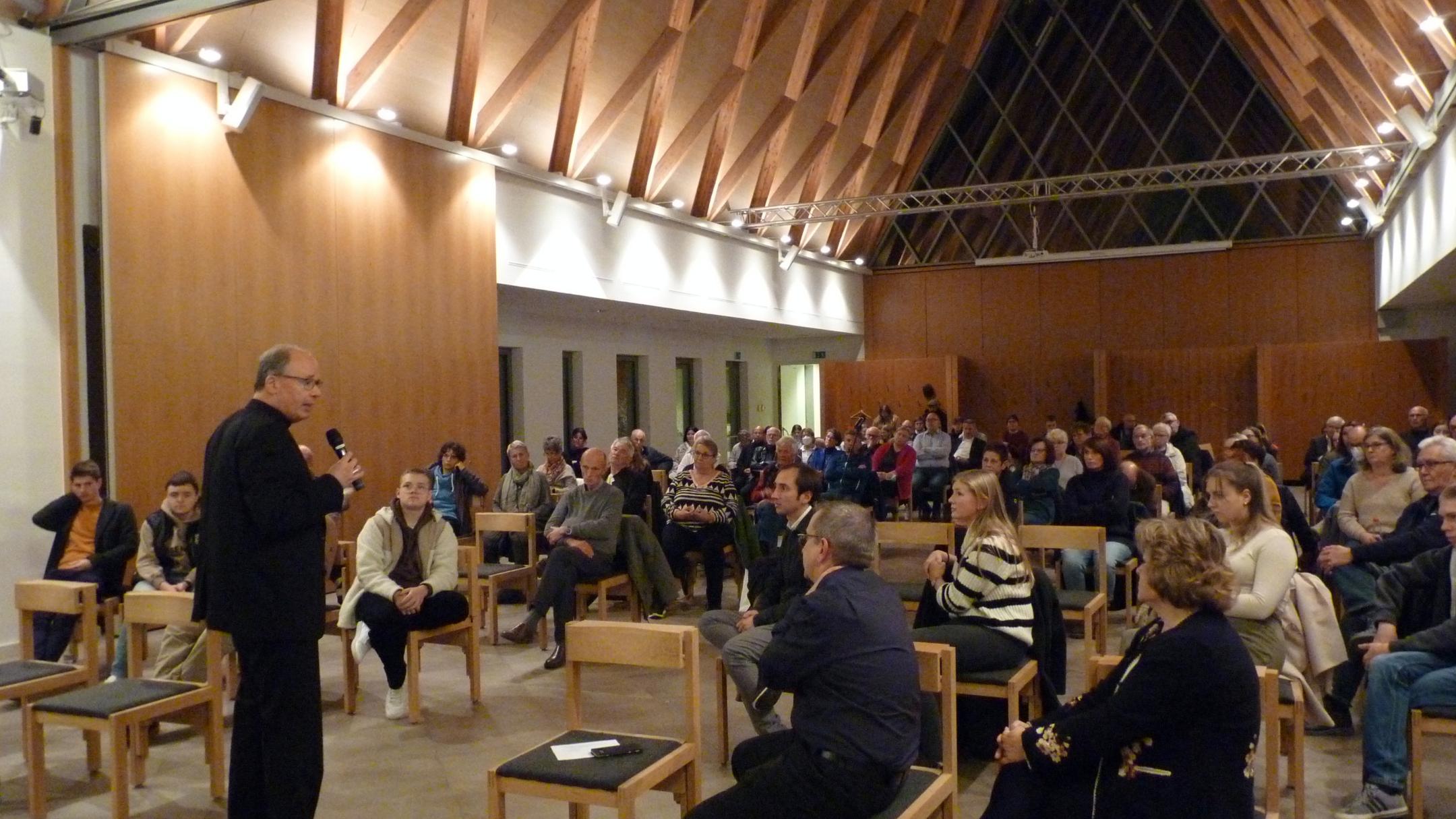 Bischof Stephan Ackermann diskutiert mit Kirchenmitgliedern in Neunkirchen-Wellesweiler über die Zukunft der Kirche. Foto: Oliver Hilt