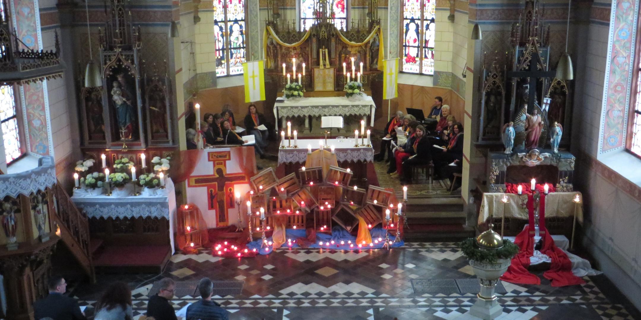 Feierlich mit Kerzen erleuchtet war die Kirche in Rayerschied beim Taizé-Gebet