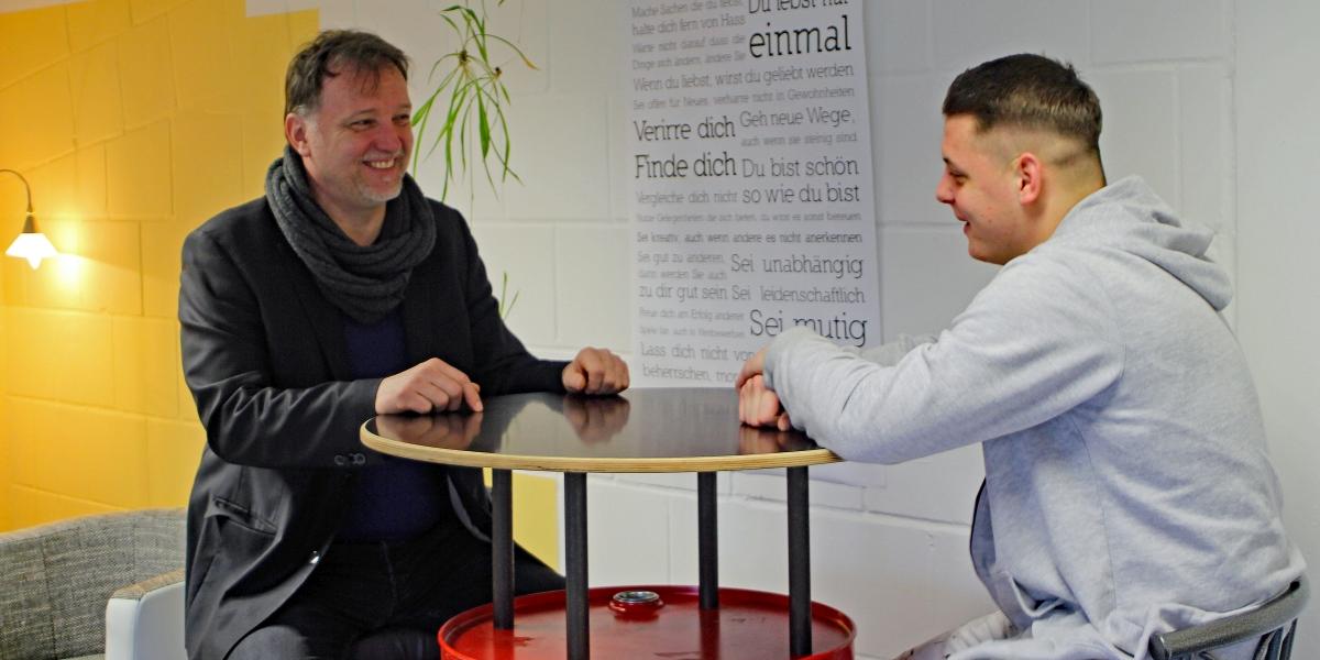 Dipl.-Psychologe Uwe Reusch (links) im Gespräch mit Raffael