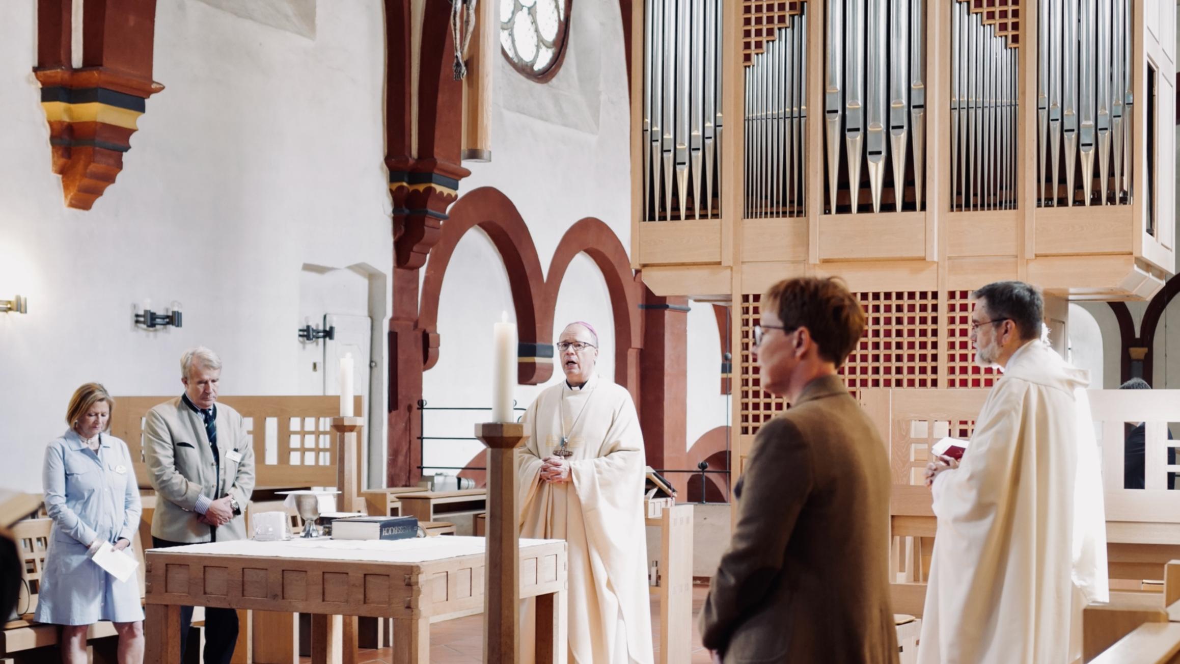 Ritter und Damen des Ordens mit Bischof Dr. Stephan Ackermann (Mitte) und dem Prior der Komturei, Dechant Thomas Darscheid (re.)