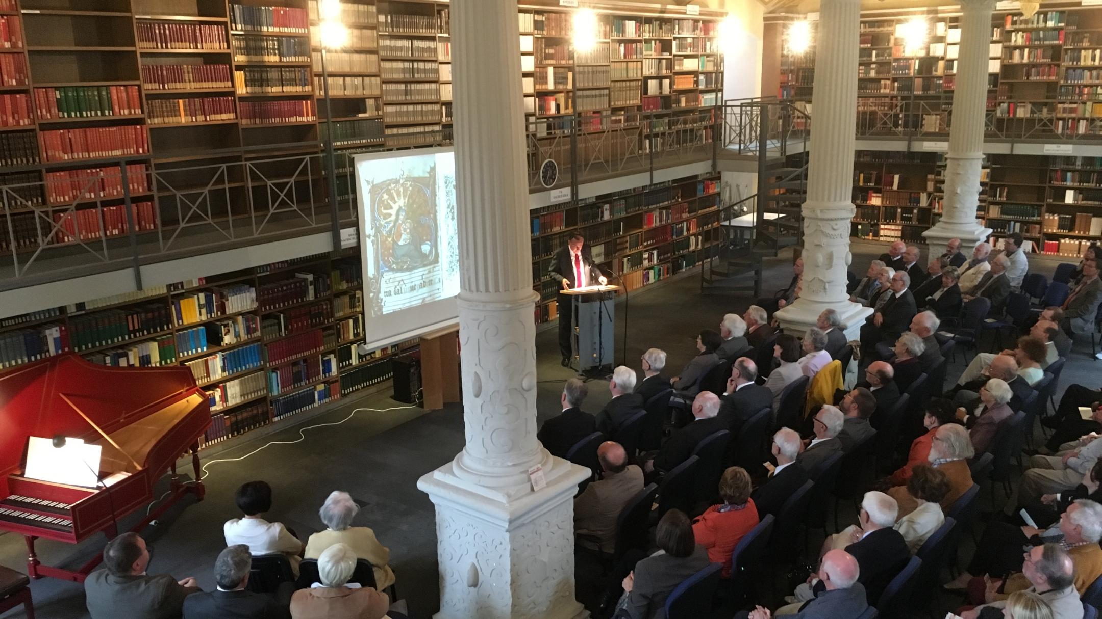 Zahlreiche Gäste sind zur Ausstellungseröffnung gekommen.