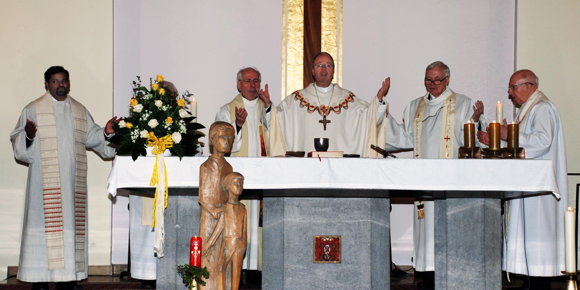 Bischof Ackermann (mitte) zelebrierte den Gottesdienst in Jünkerath Foto: Moritz Oswald
