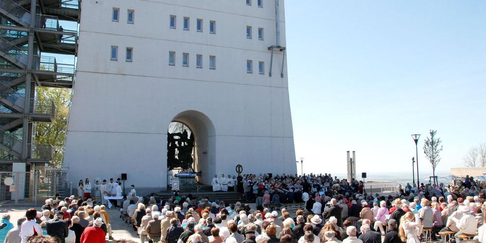 Rund 1.200 feierten den Gottesdienst unter dem Schaumbergturm mit