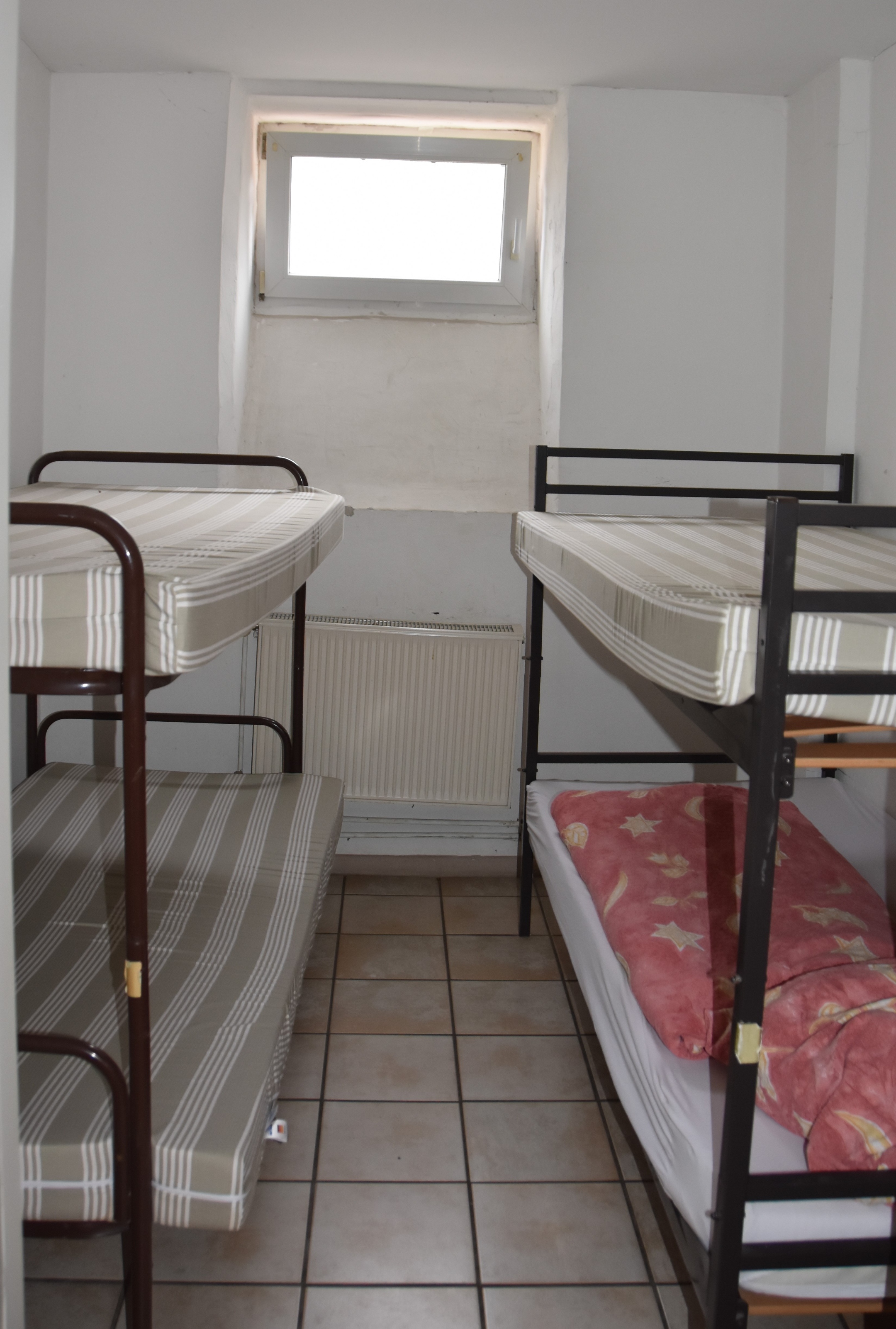 Das Schlafzimmer im Männerbereich der Notschlafstelle war früher eine Arrestzelle der Polizei. Foto: uk