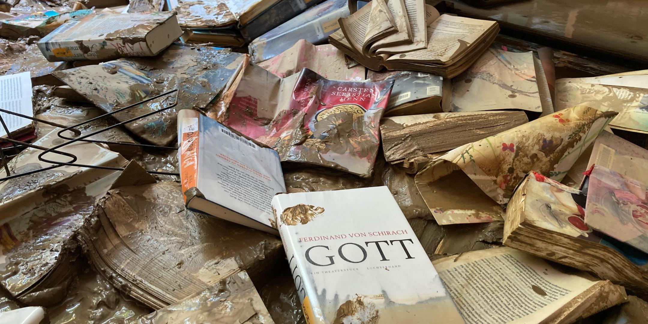 Mit Schlamm überzogene Bücher in der KÖB Ahrweiler. Foto: Bruder Antonius Joos