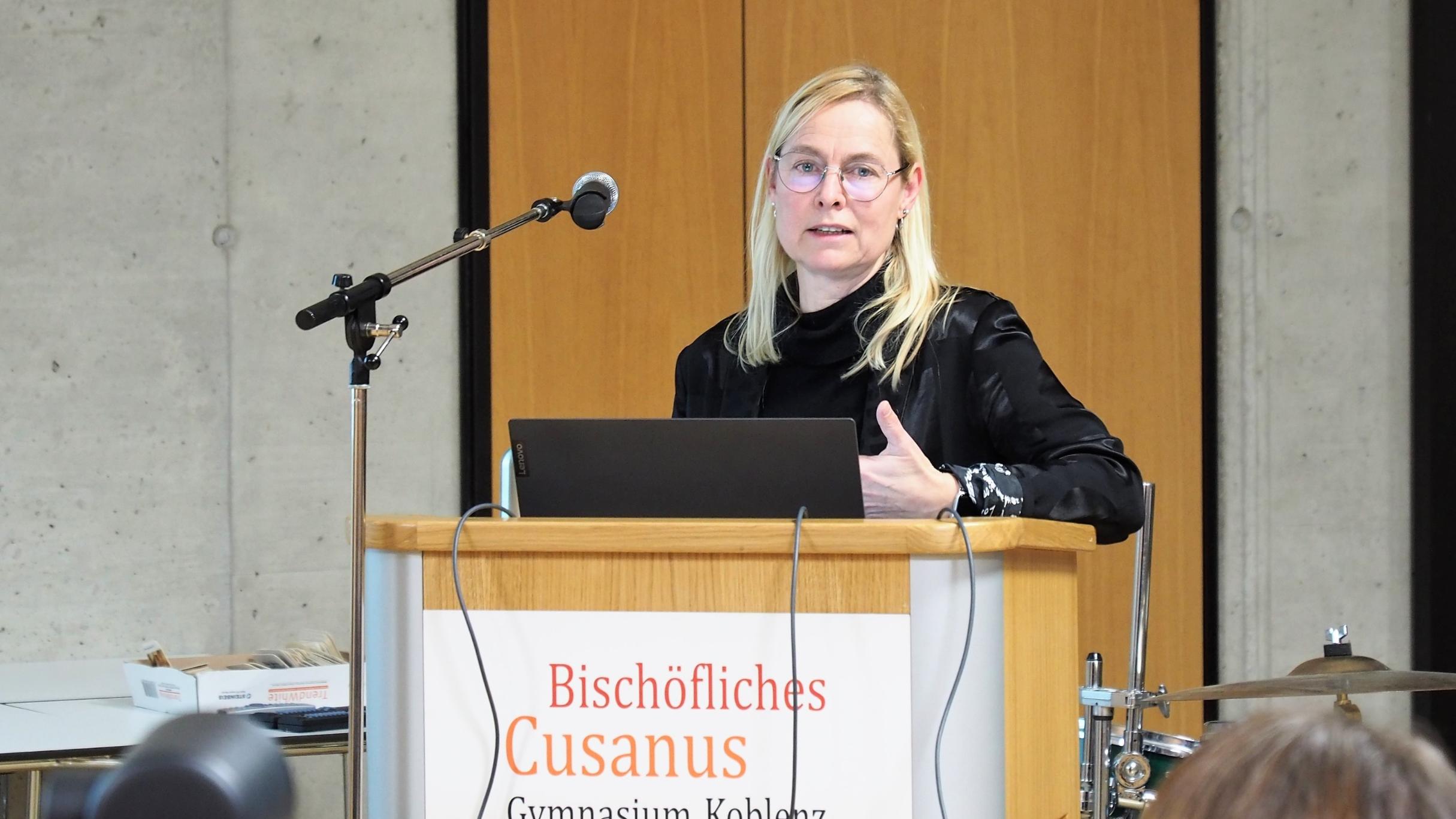 Dr. Anke Blöbaum referierte über „Psychologische Aspekte der sozial-ökologischen Transformation“. Foto: Stefan Endres