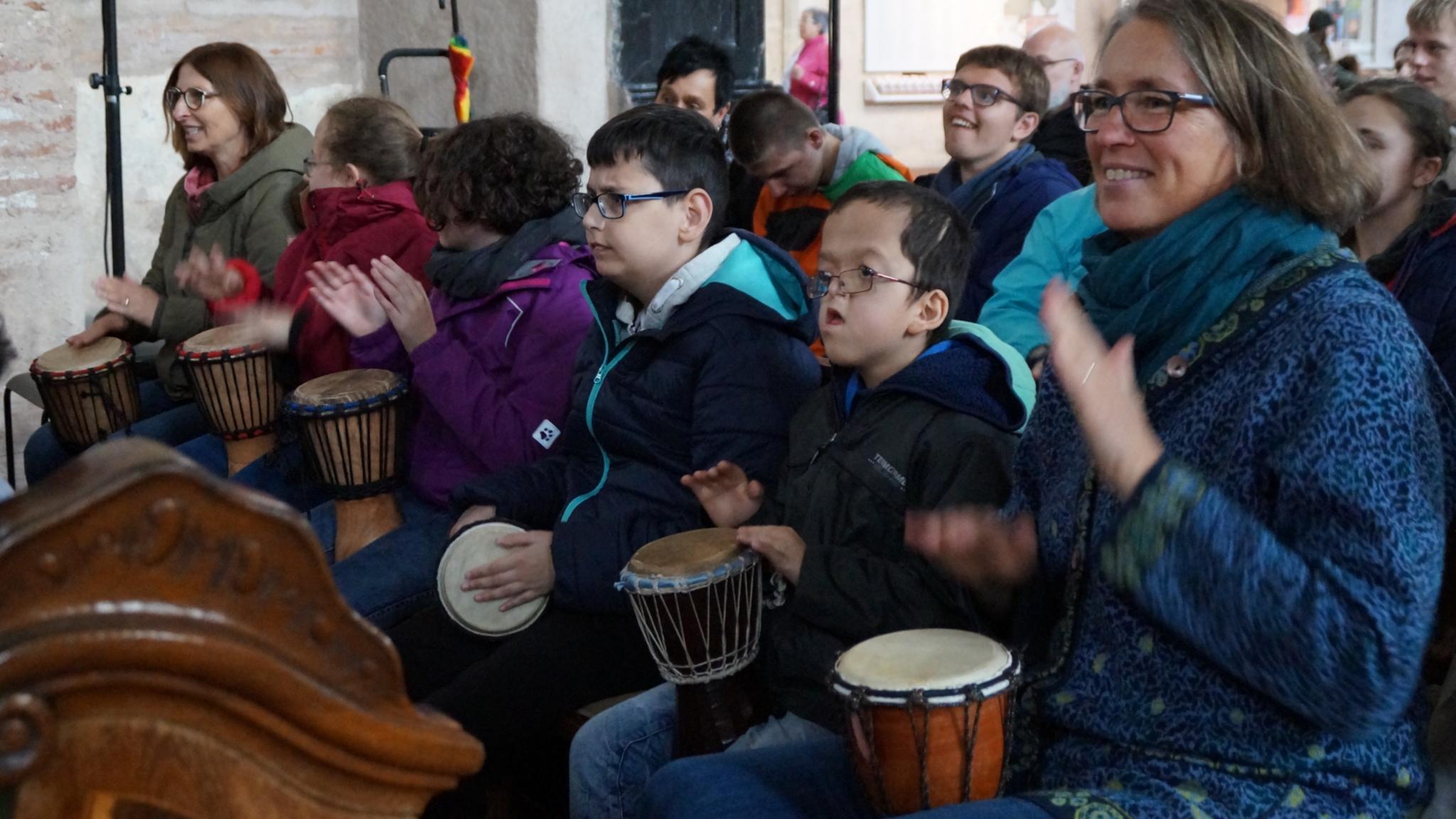 Schülerinnen und Schüler der Klasse M 3 von der Treverer Schulie in Trier bei der Reise ins Land der Farben