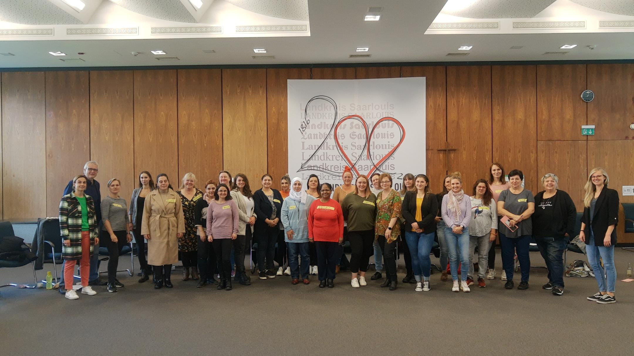 Tagespflegepersonen, Referentinnen und Referenten sowie Mitarbeiterinnen des Fachbereichs Kindertagespflege im Großen Sitzungssaal des Landratsamtes Saarlouis. Foto: Landkreis Saarlouis/Karin Gerstner