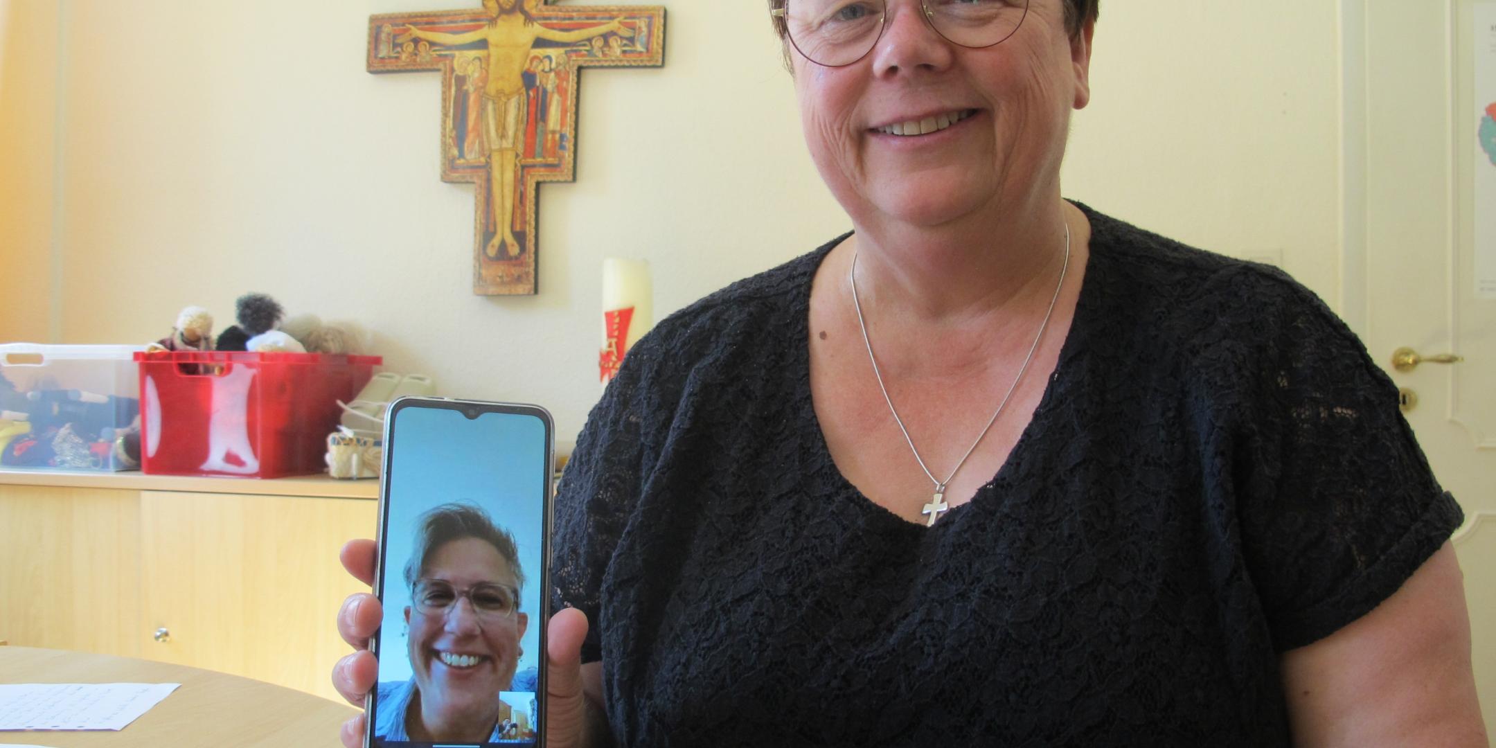 Gemeindereferentin Gertrud Rosenzweig spricht sich oft per Videoanruf mit ihrer evangelischen Kollegin Maren Vanessa Kluge ab. Foto: Stefan Schneider / Pressestelle