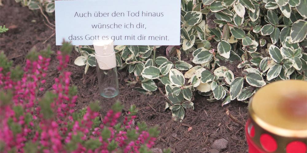 Einige Gemeinden stellen Weihwasser und Gebetszettel anlässlich Allerheiligen und Allerseelen zur Verfügung. Foto: Bistum Trier/Hans-Georg Schneider