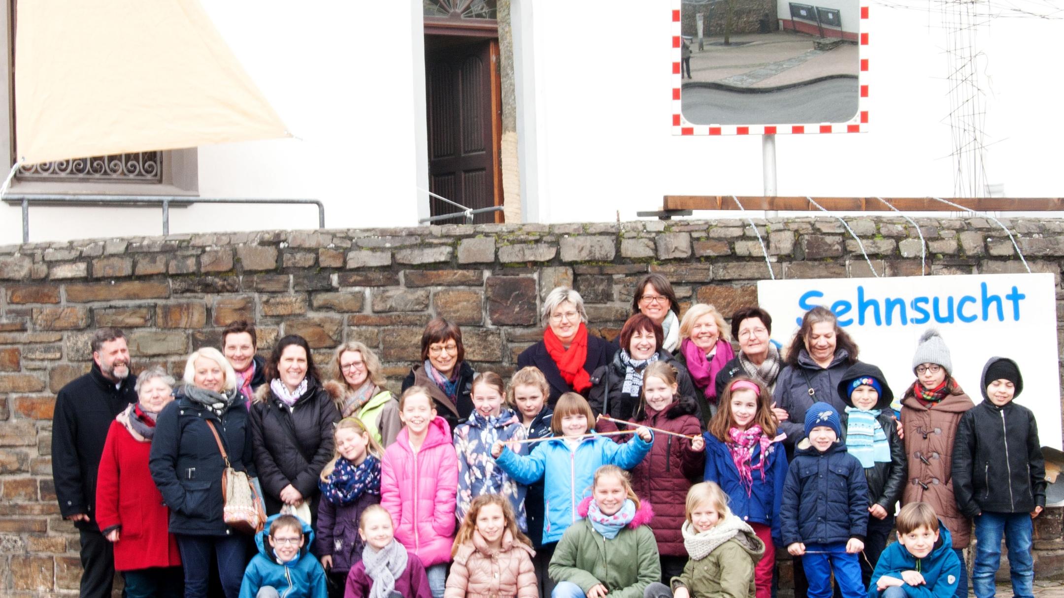 Mit dem Setzen eines Segels an der Kirche in Heimbach-Weis wurde die Veranstaltungsreihe der Pfarrgemeinde Heimbach-Weis-Gladbach 'Sehnsucht nach Me(h)er - Werde Botschafter für Eine-Welt' eröffnet.