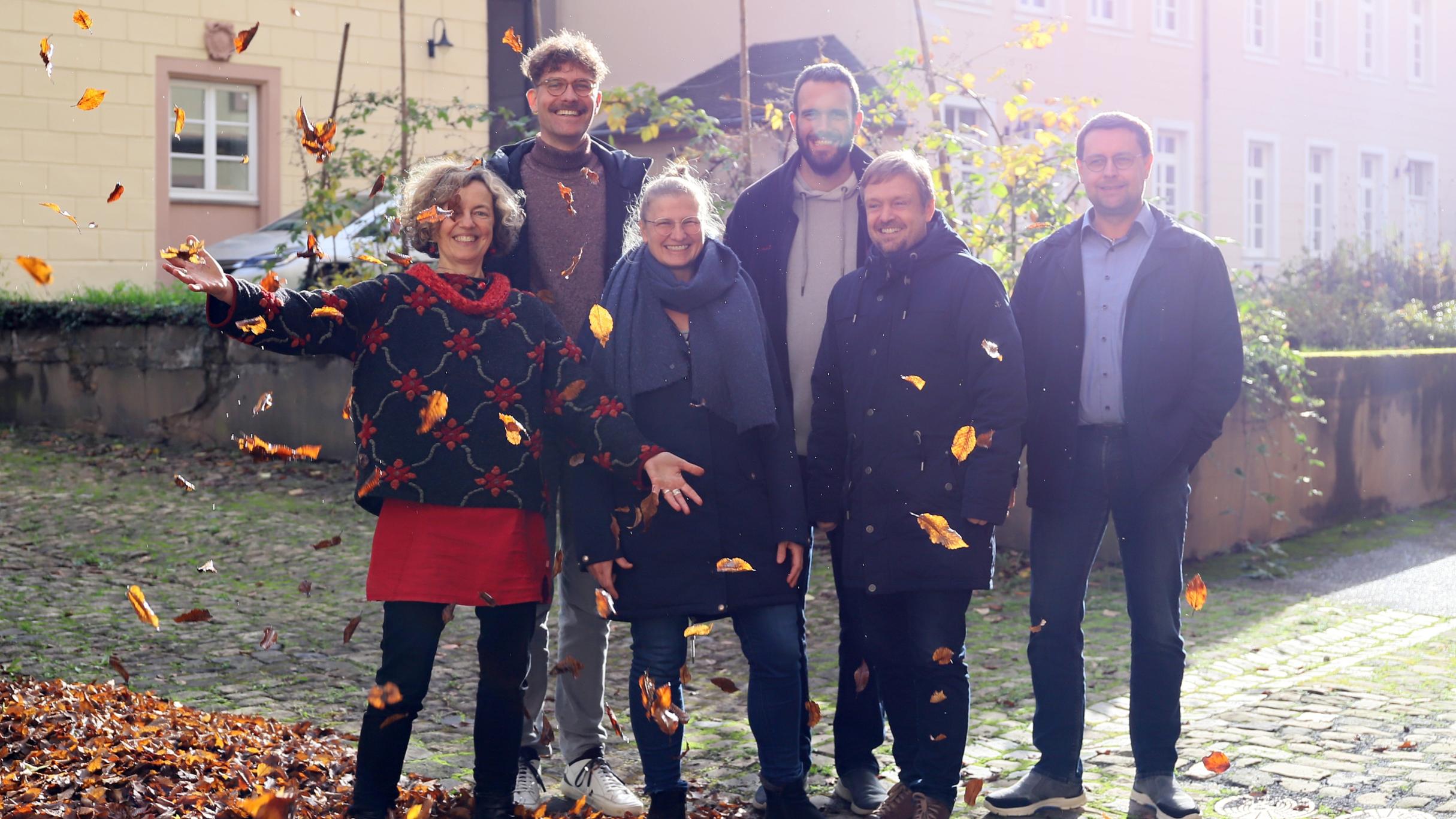 Coach Elisabeth Zenner (Mitte) mit ihrem Team Anne Ferner-Steuer, Dennis Halft, Dominic Lück, Jörg Koch und Thomas Kaspar (v.l.n.r). (Foto: Inge Hülpes / Bistum Trier)