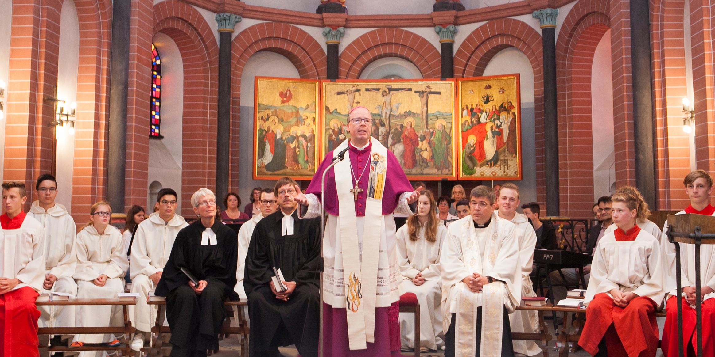Bischof Dr. Stephan Ackermann bei seiner Ansprache in der Sinziger Pfarrkirche St. Peter.