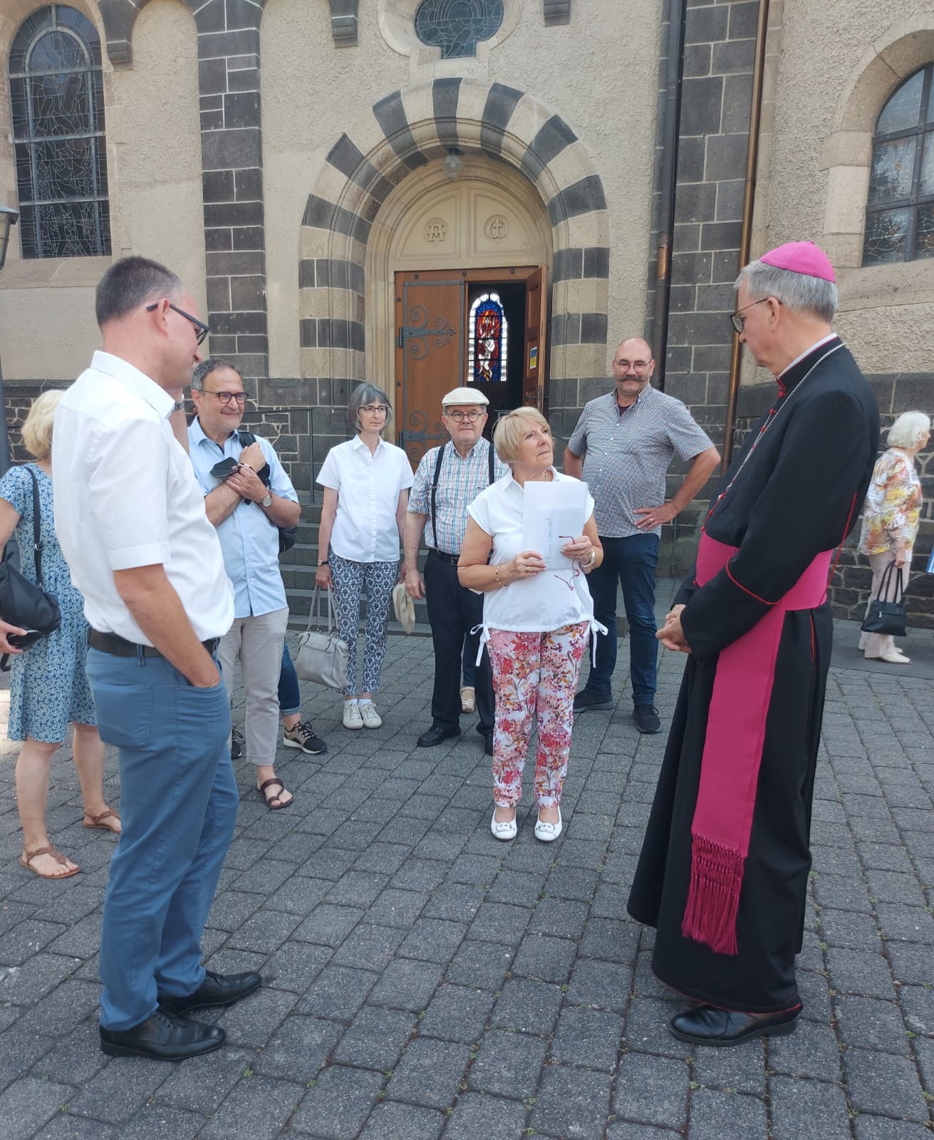 SkF-Vorsitzende Marianne Weingart begrüßt den Weihbischof. Foto: SkF Mayen