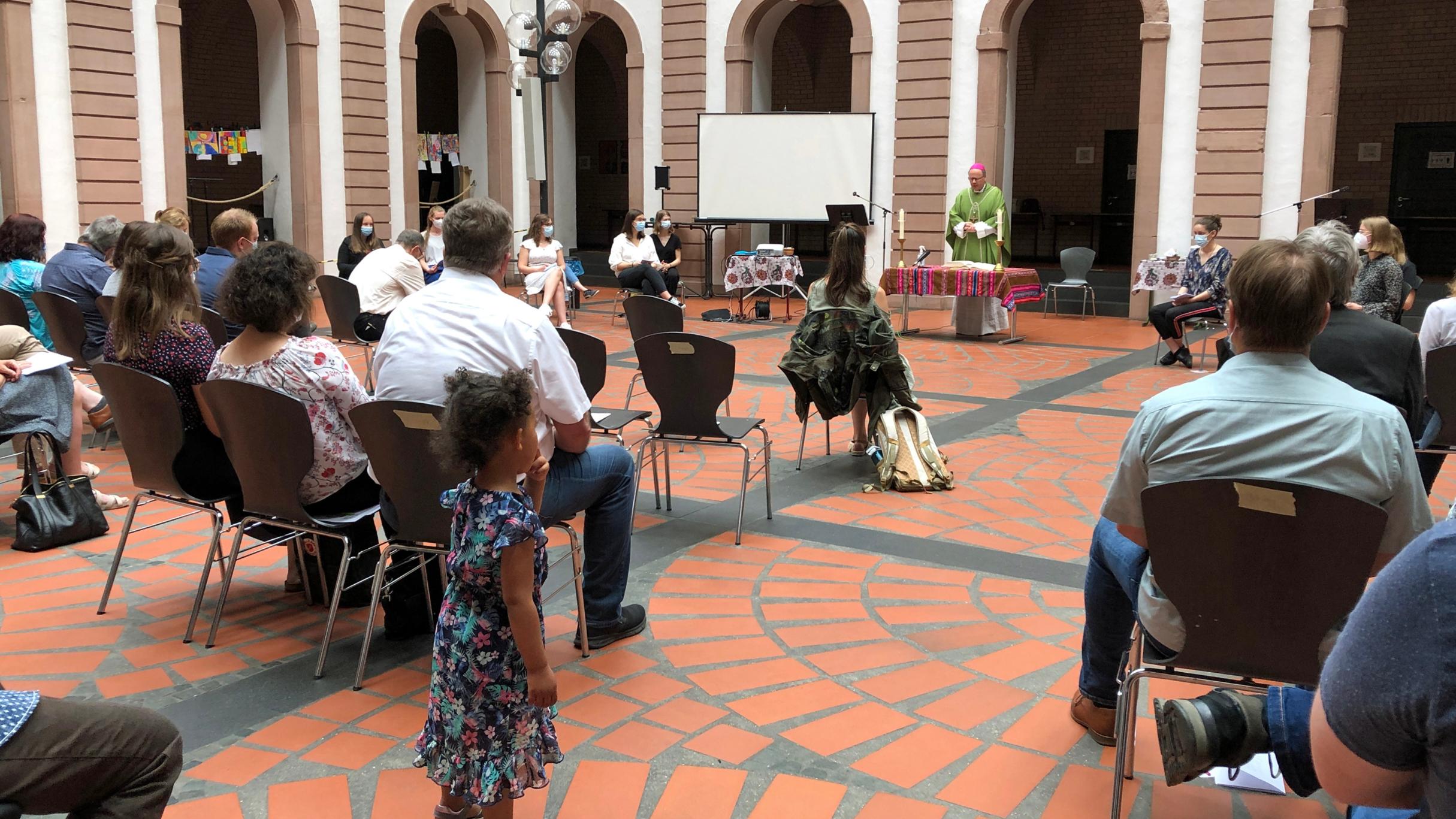 12 junge Freiwillige und deren Familien kamen in der Aula des Angela-Merici-Gymnasiums zusammen, um gemeinsam mit dem Bischof Eucharistie zu feiern (Fotos: Inge Hülpes/Bistum Trier)