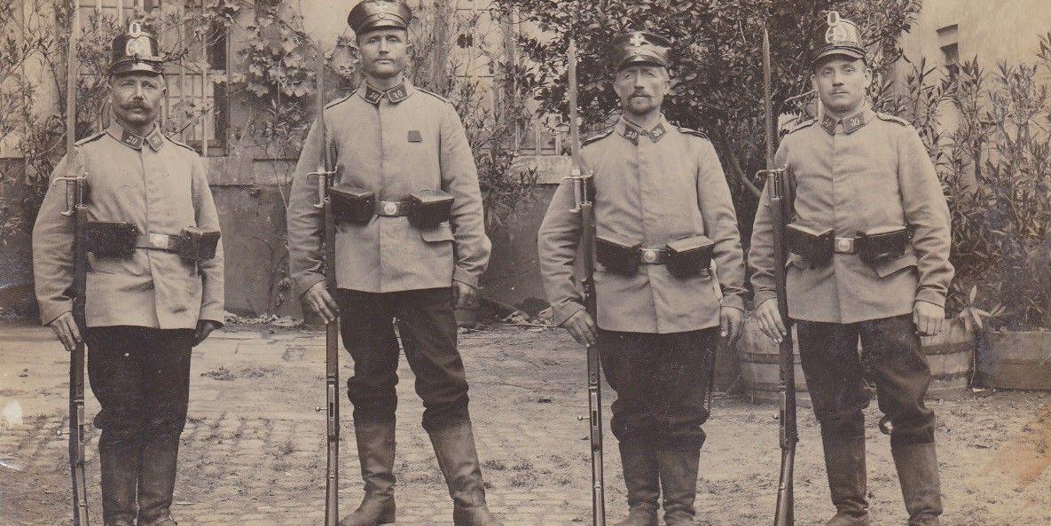 Die Postkarte zeigt vier Soldaten aus Niederberg.
