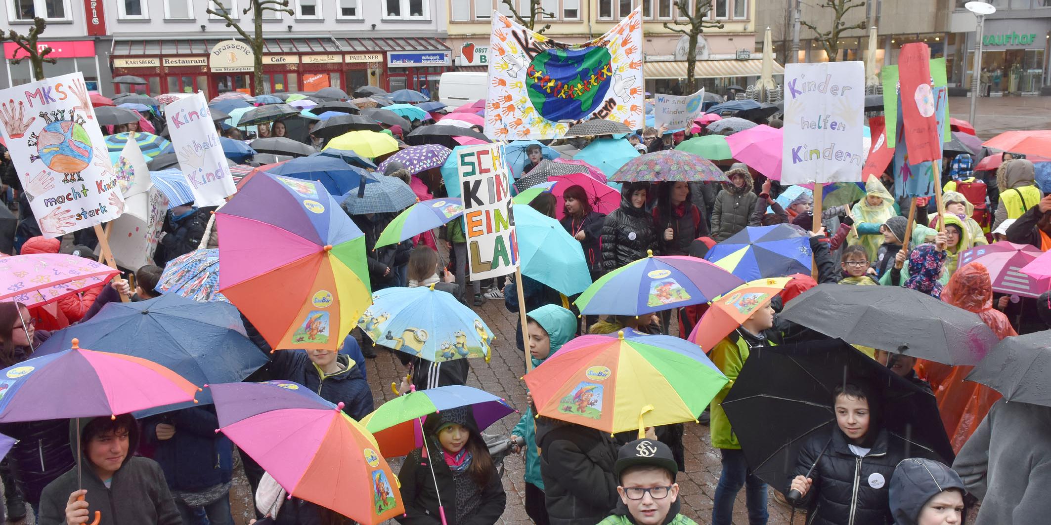 Nicht einmal der Regen konnte die Schülerinnen und Schüler der Maximilian-Kolbe-Schule von ihrem Solidaritätsmarsch abhalten. (Foto: Hans Georg Schneider)