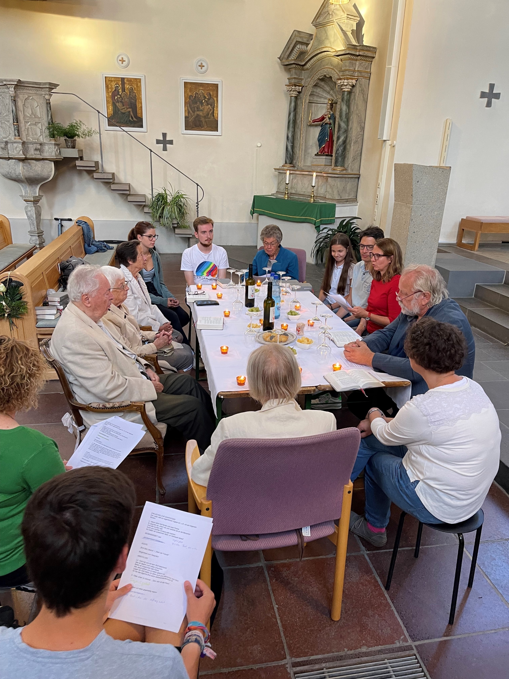 Im Rahmen der 'sonntags:zeit' fand in der Kirche St. Peter und Paul in Irlich eine Agape-Feier statt (Foto: privat)