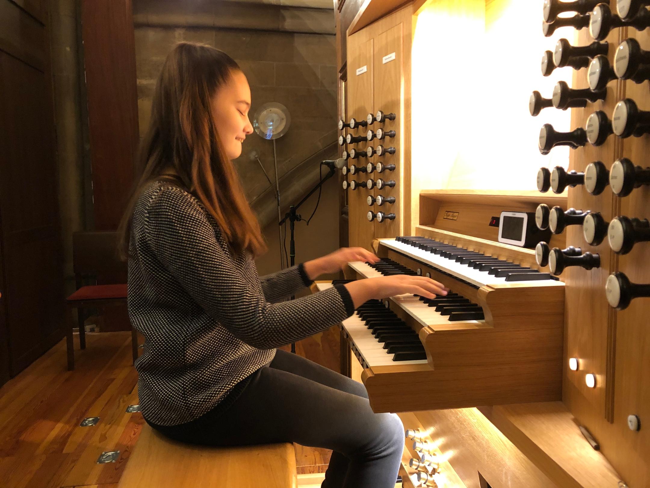 Sophia Brandt an der Orgel