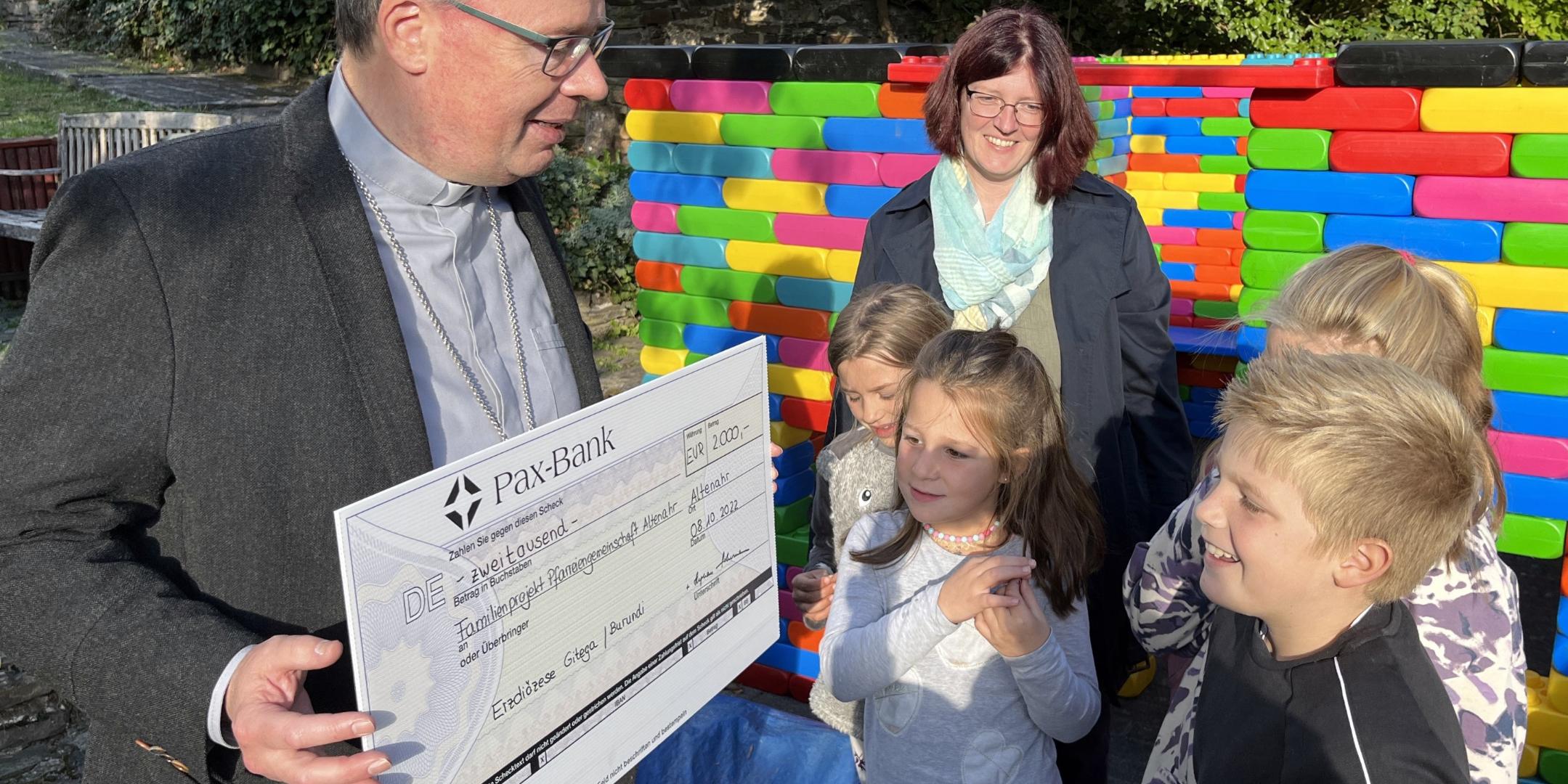 Bischof Ackermann übergibt den Spendenscheck (Fotos: Julia Fröder/Bistum Trier)