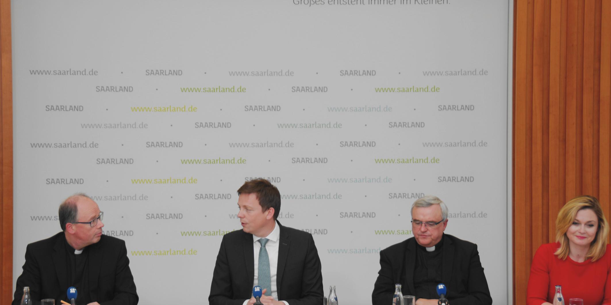 Bischof Stephan Ackermann (l.) und Bischof Karl-Heinz Wiesemann (2.v.r.) stellten sich zusammen mit Ministerpräsident Tobias Hans (2.v.l.) im Anschluss an das Gespräch den Fragen von Reportern.