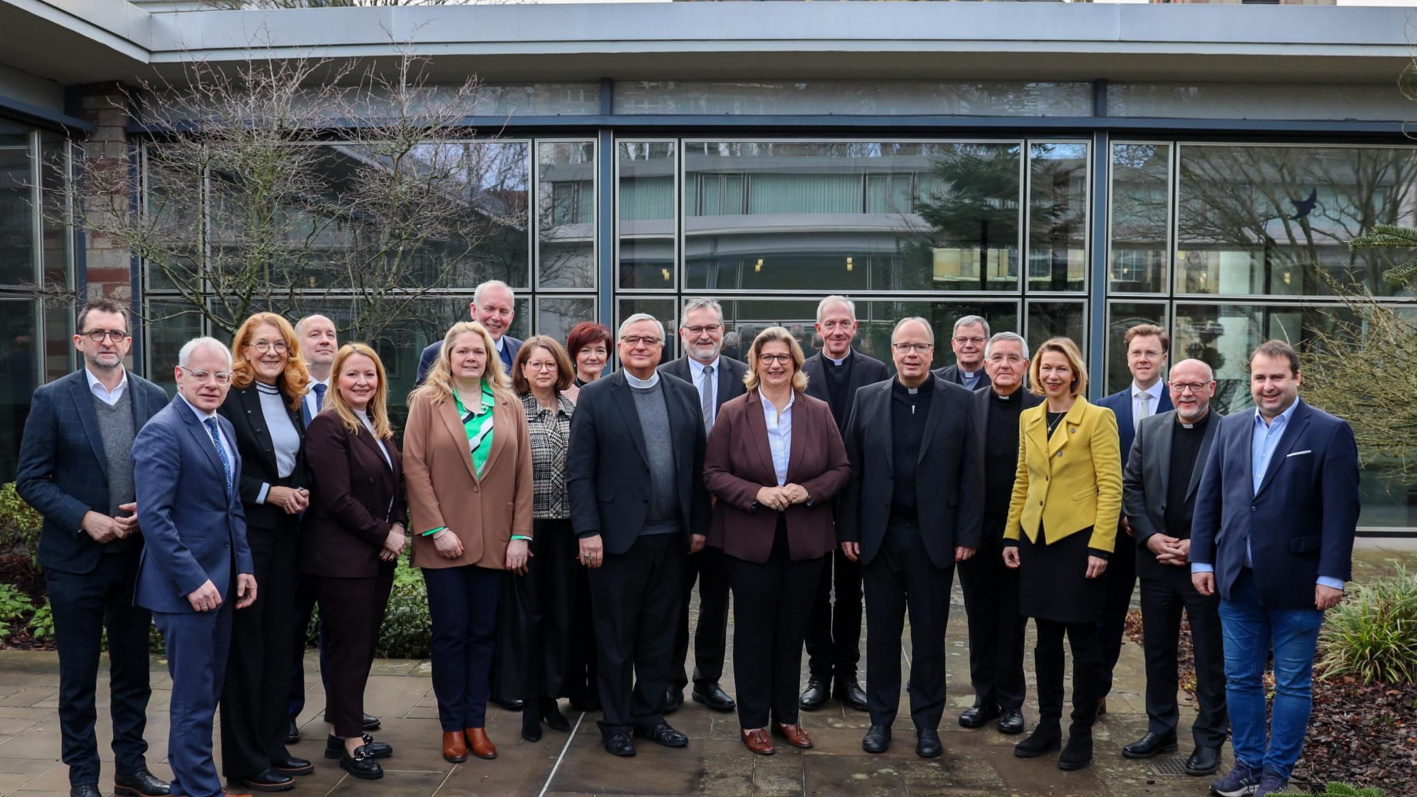 Vertreterinnen und Vertreter der Bistümer Speyer und Trier haben sich mit der saarländischen Landesregierung zum konstruktiven Austausch getroffen. Foto: Staatskanzlei des Saarlandes/Schepp