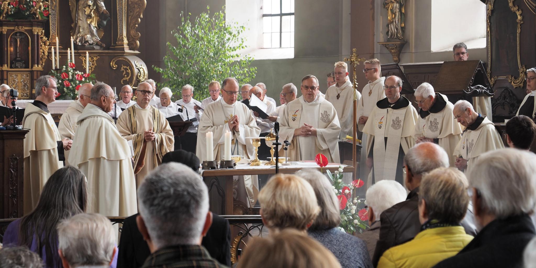 Bischof Stephan Ackermann feierte den Festgottesdienst im Kreise der Karmeliten ind er vollbesetzten Klosterkirche.