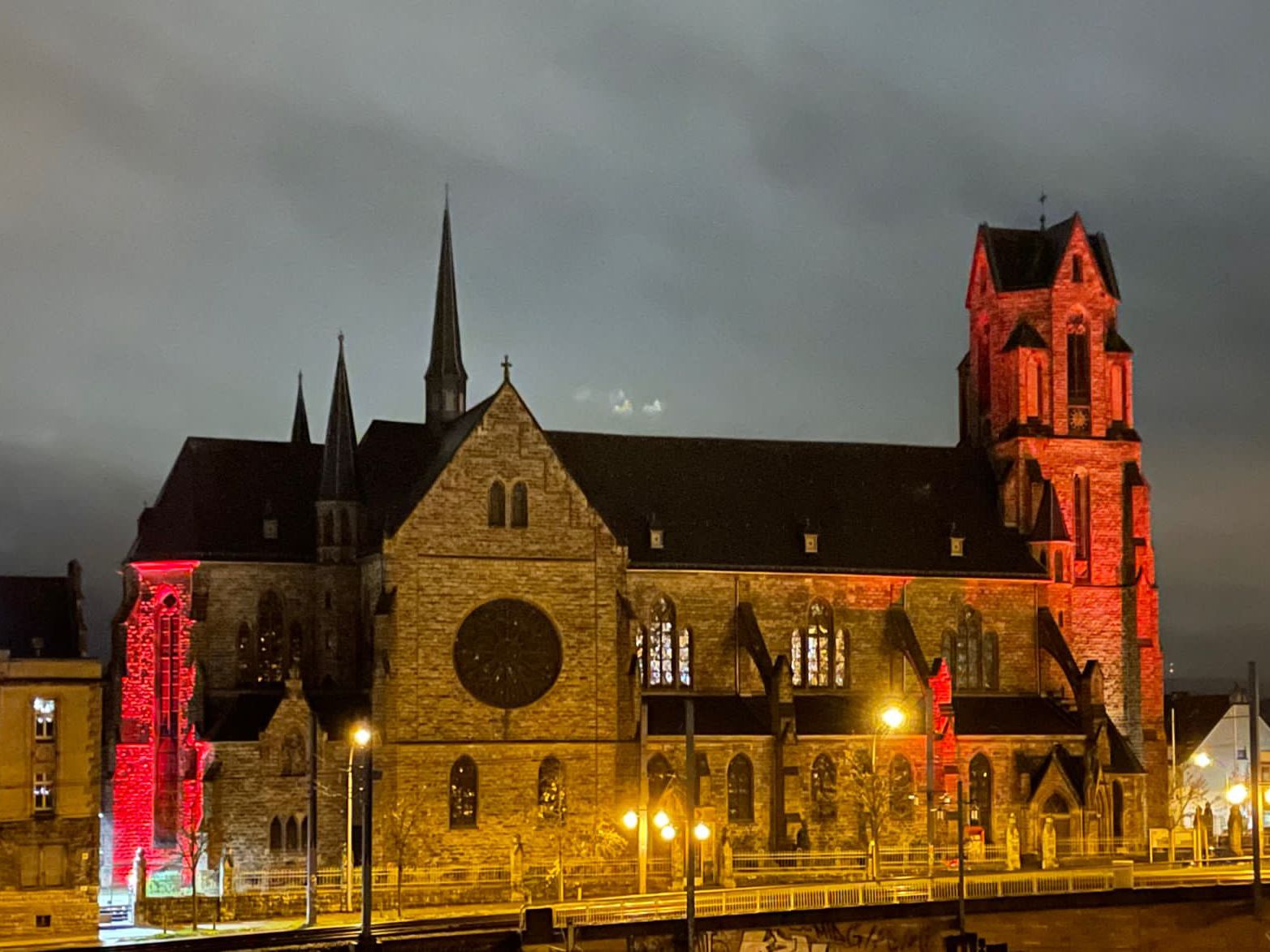 Um auf die Verfolgung von Christen weltweit aufmerksam zu machen, war die Kirche St. Josef in Saarbrücken-Malstatt am Red Wednesday 2022 rot beleuchtet.