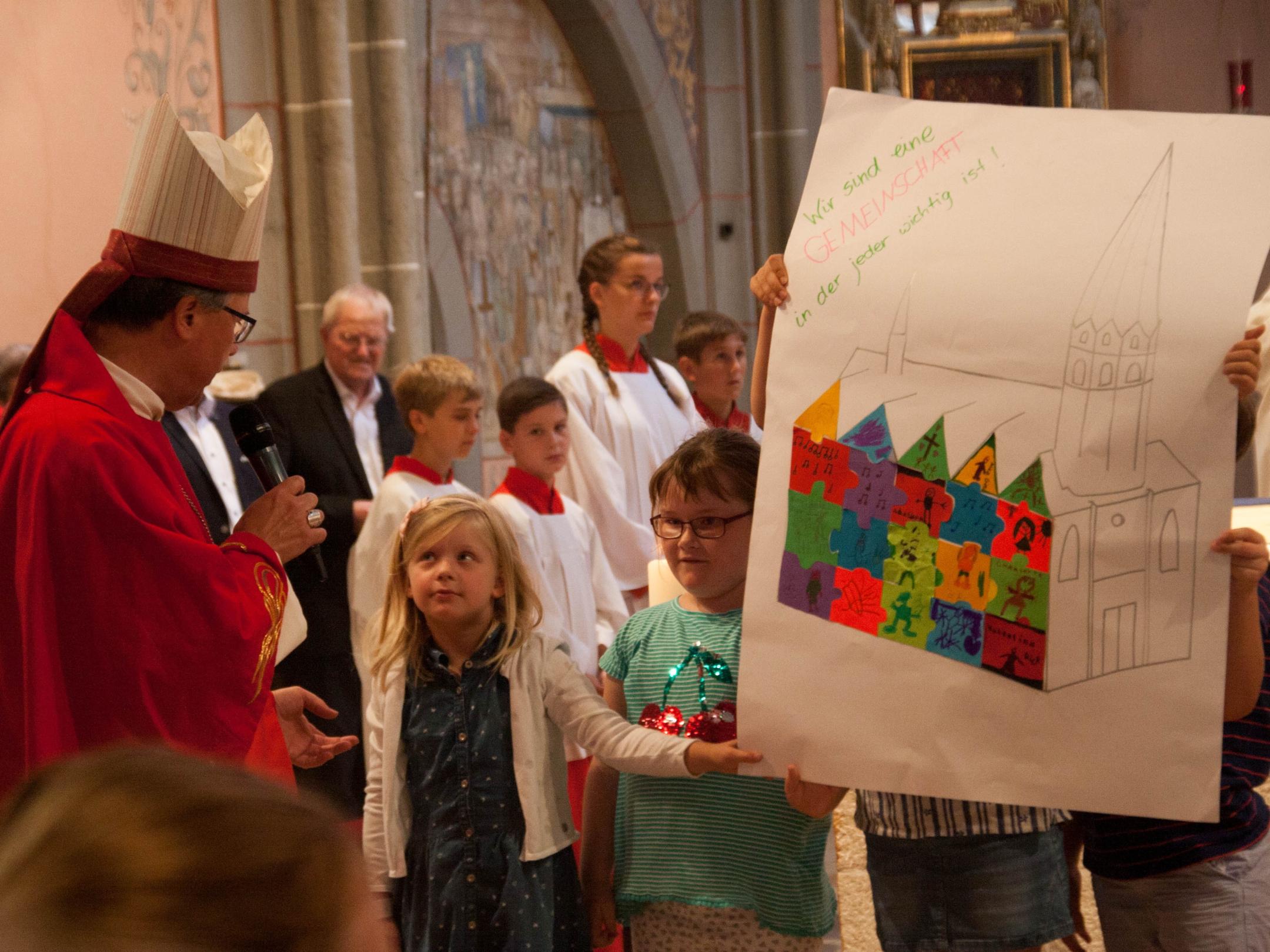 Die Kinder besuchten während des Pontifikalamts die Kinderkirche und gestalteten dort ein Bild.