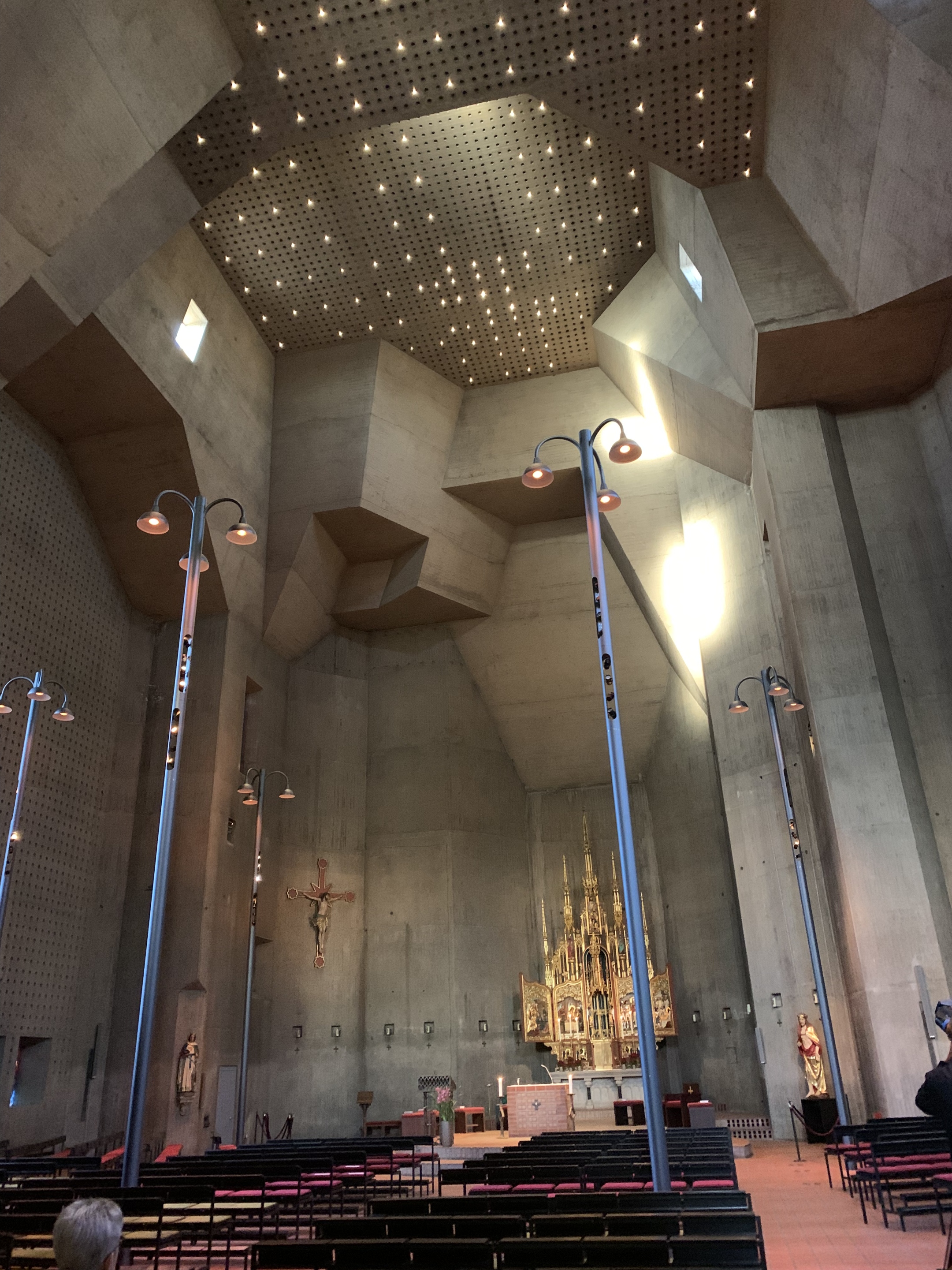 Kleeblattförmige Leuchten sowie ein 'Sternenhimmel' zeichnen das neue Lichtkonzept der Pfarrkirche St. Ludwig von Gottfried Böhm aus. Foto: Ute Kirch