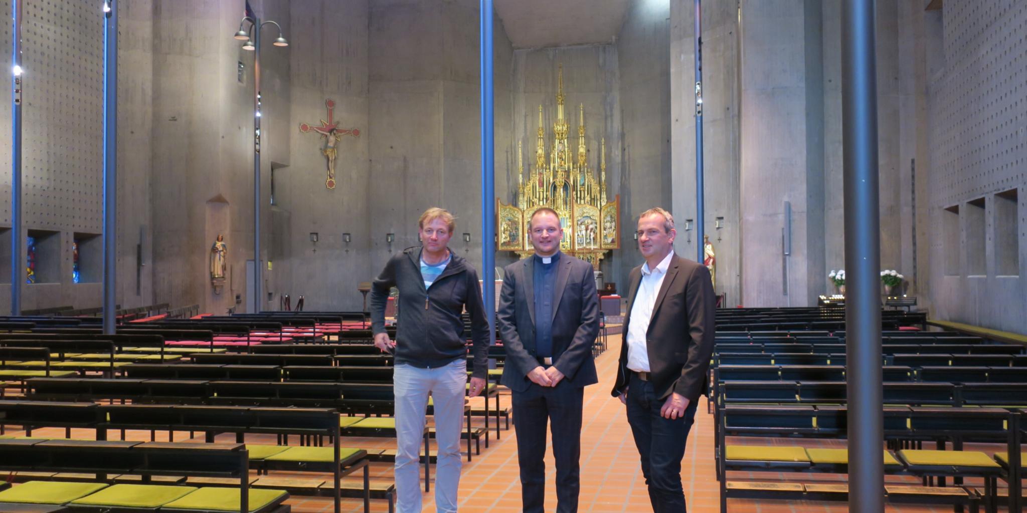 Lichtplaner Mario Haunhorst, Pastor Dr. Frank Kleinjohann und Architekt Christof Leinen (von links). Foto: Ute Kirch