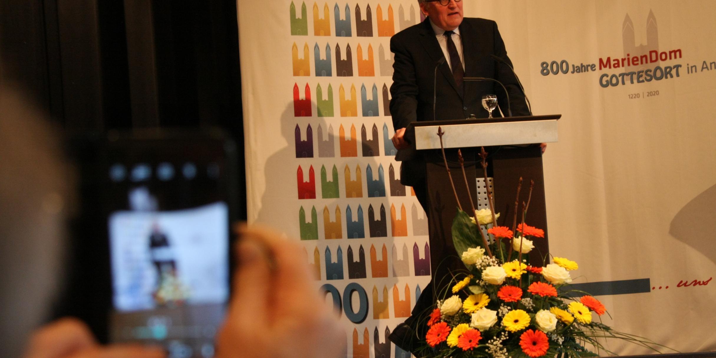 Prof. Dr. Sternberg, Präsident des ZdK, bei seinem Festvortrag in der Mittelrheinhalle.