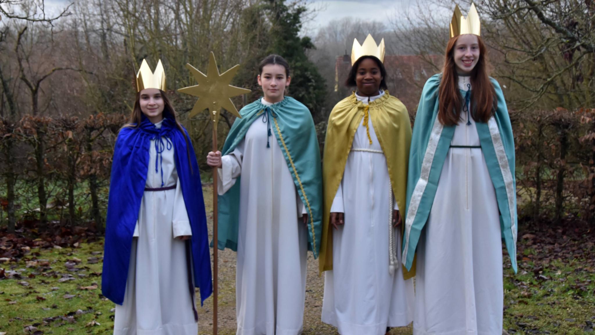 Regina, Mia, Daphne und Sophia von der Pfarrei St. Martin in Merzig-Bietzen bringen am 5. Januar 2023 den Segen zu Bundeskanzler Olaf Scholz. Foto: Ute Kirch