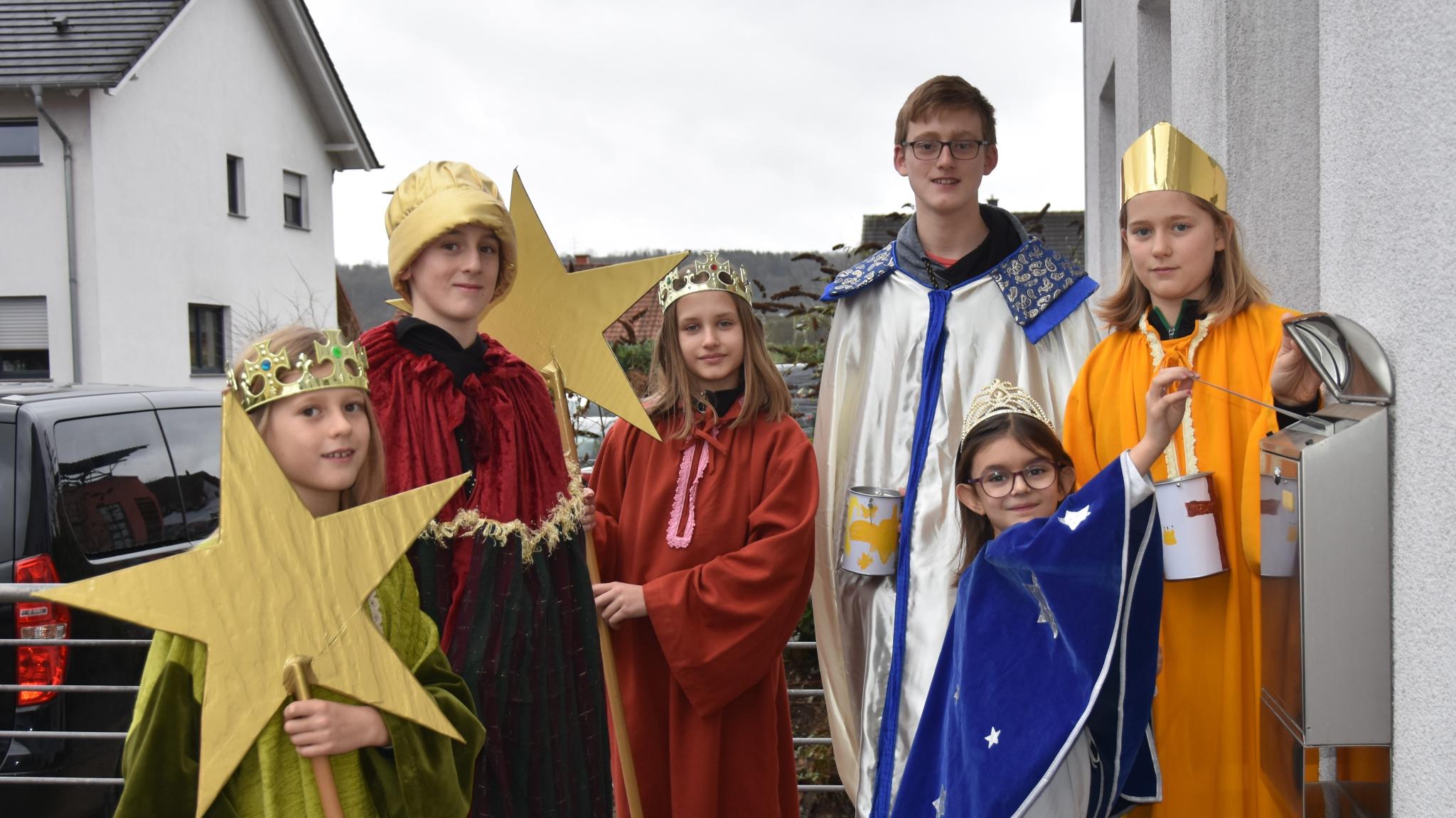 Die Sternsinger Sophie, Emil, Mia, Ella, Jakob und Justus sammeln am Samstag in Brotdorf Spenden für Kinder in Not und bringen den Segen. Foto: Ute Kirch/Bistum Trier