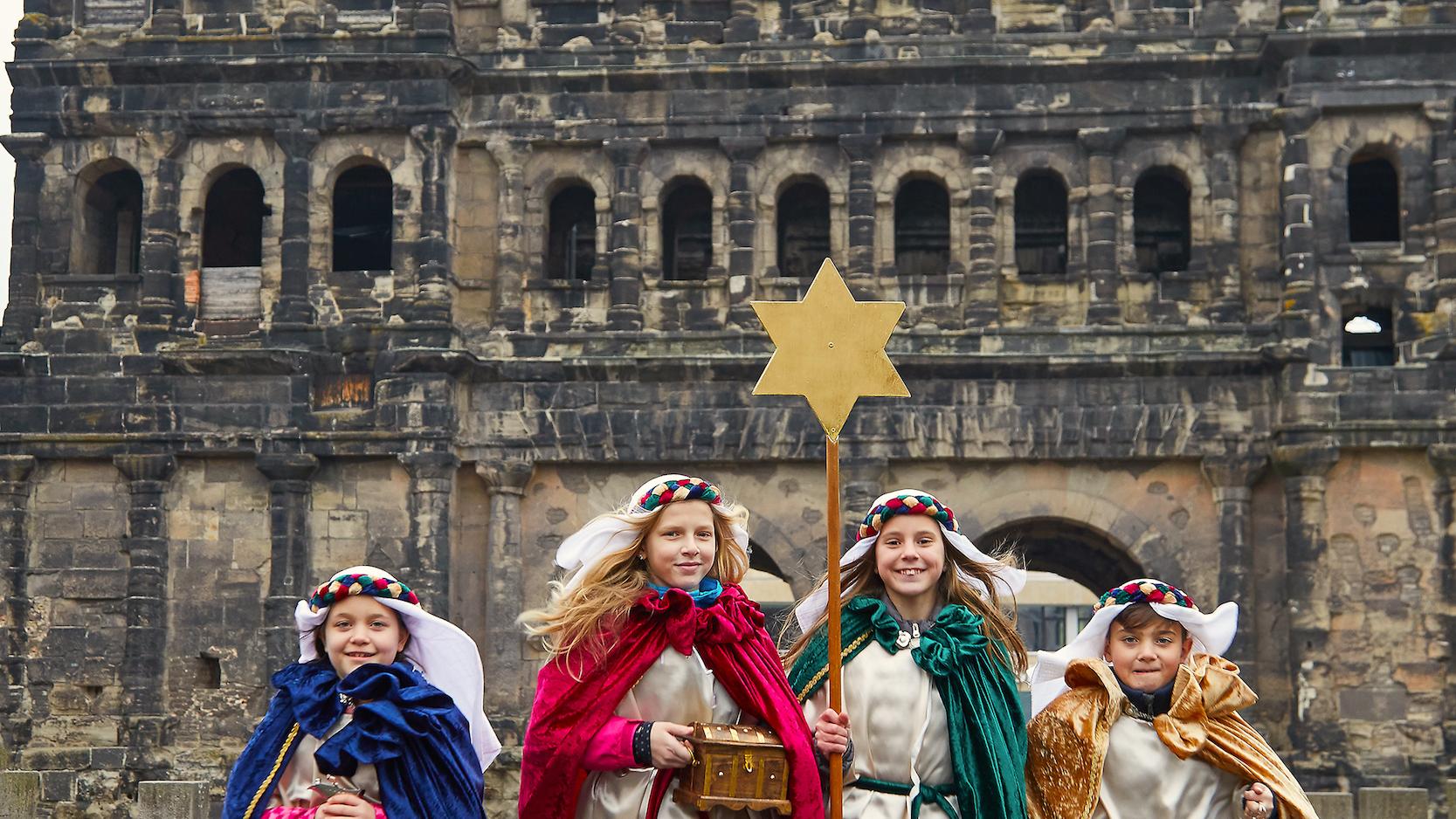 Sternsinger an der Porta Nigra: Emma, Stella, Helena und Lukas aus der Pfarrei St. Martin in Trier freuen sich schon jetzt auf die Bundesweite Eröffnung am 29.12.2017 (v.l.n.r.).