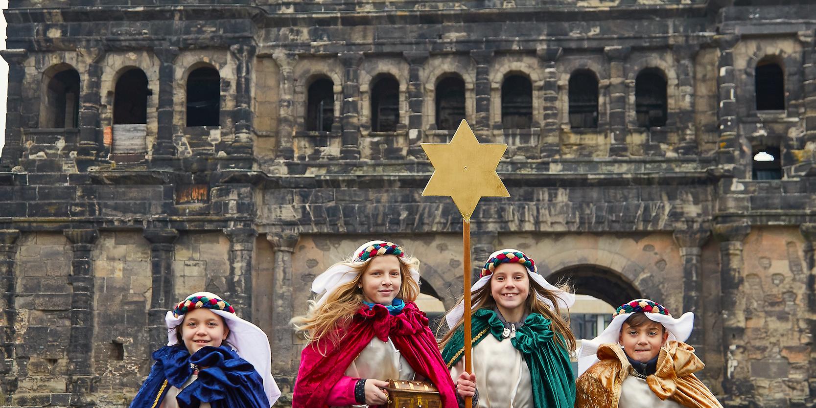 Sternsinger an der Porta Nigra: Emma, Stella, Helena und Lukas aus der Pfarrei St. Martin in Trier freuen sich schon jetzt auf die Bundesweite Eröffnung am 29.12.2017 (v.l.n.r.).