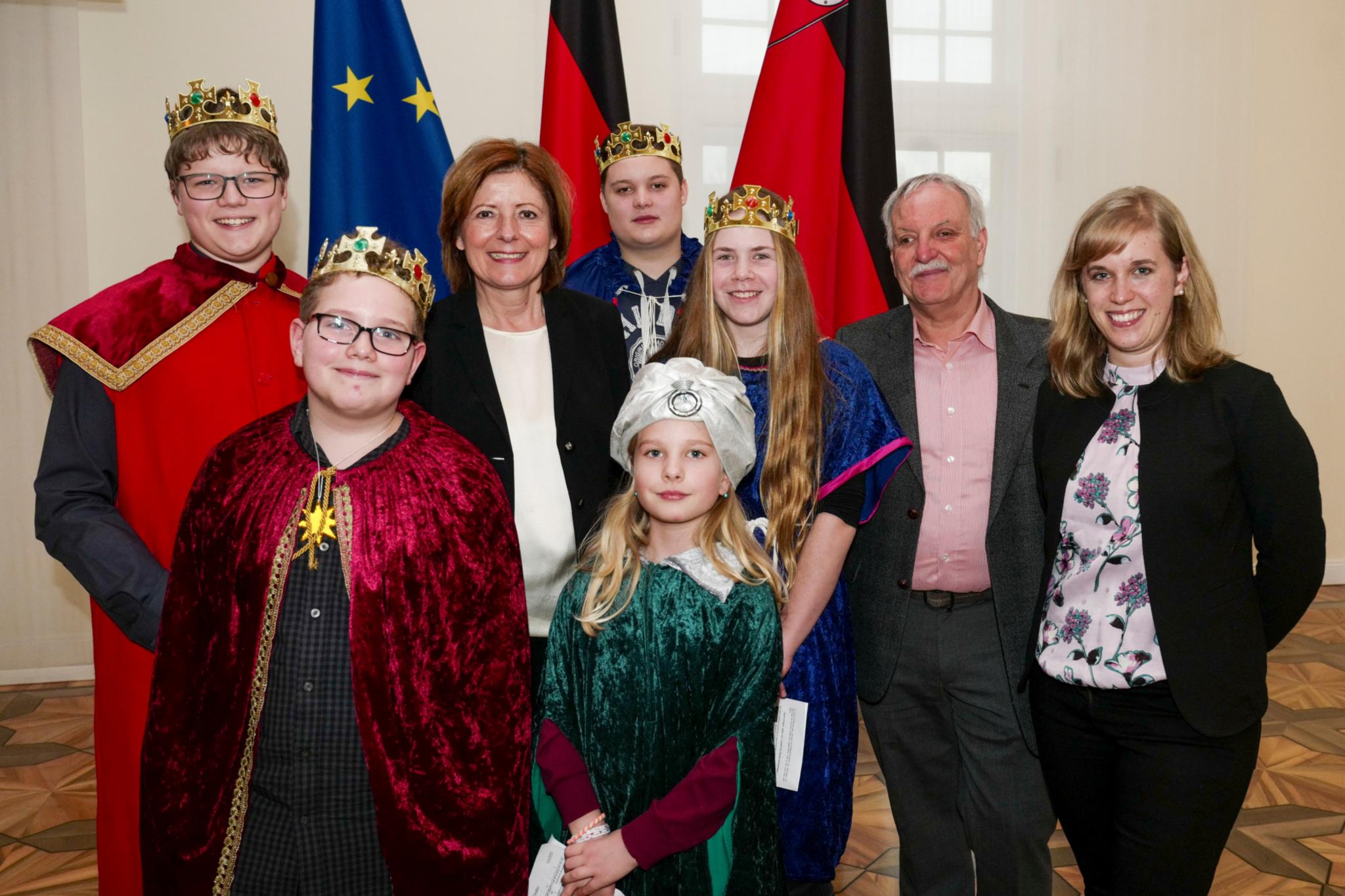 Die Ministerpräsidentin mit den Sternsingern aus Langenlonsheim und ihren Begleitern (Quelle: Staatskanzlei RPL / Sämmer)