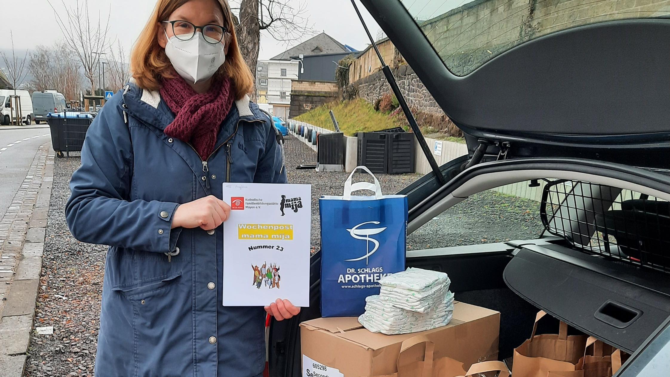 Susanne Landvogt-Ludwig beim Ausfahren der Familienpakete. Foto: FBS Mayen