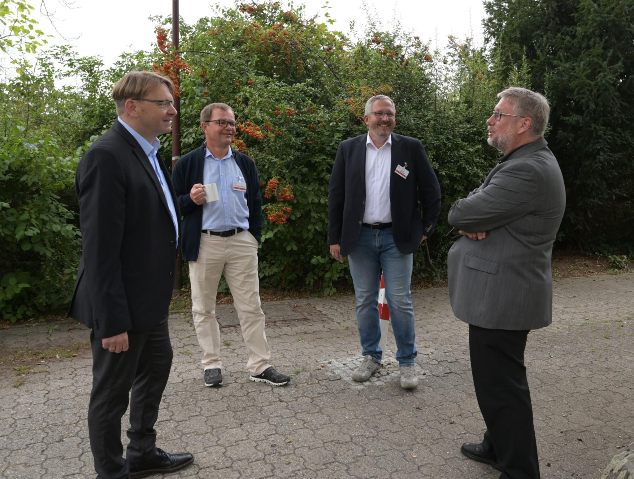 Diakon Stefan Stürmer (links) im Gespräch mit anderen Teilnehmern der Regionenkonferenz in Ludwigshafen. (© Synodaler Weg/Klaus Landry)