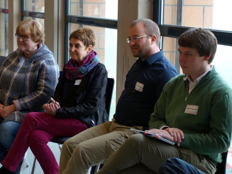 In Gruppen diskutierten die Teilnehmenden über verschiedene Themen, wie Tine Harmuth (2.v. links) und Tobias Jungbluth. Fotos: Bistum Trier/Julia Fröder