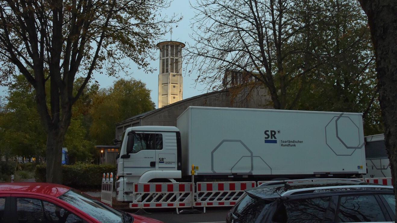 In eli.ja findet eine ökumenische Vesper zum Jahreswechsel statt, die ins Fernsehen übertragen wird.