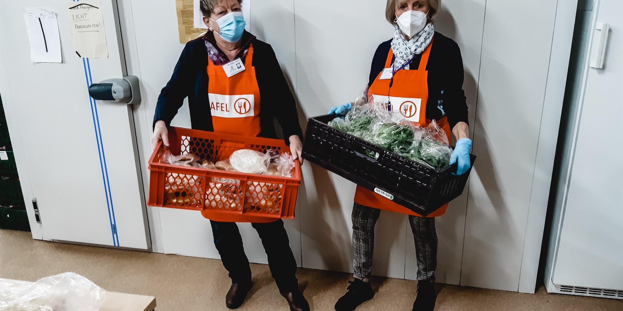 Irmgard Schumacher (links) und Ursula Johag-Trampert packen bei der Waderner Tafel die Lebensmittelpakete. Foto: Caritasverband Saar-Hochwald e.V.