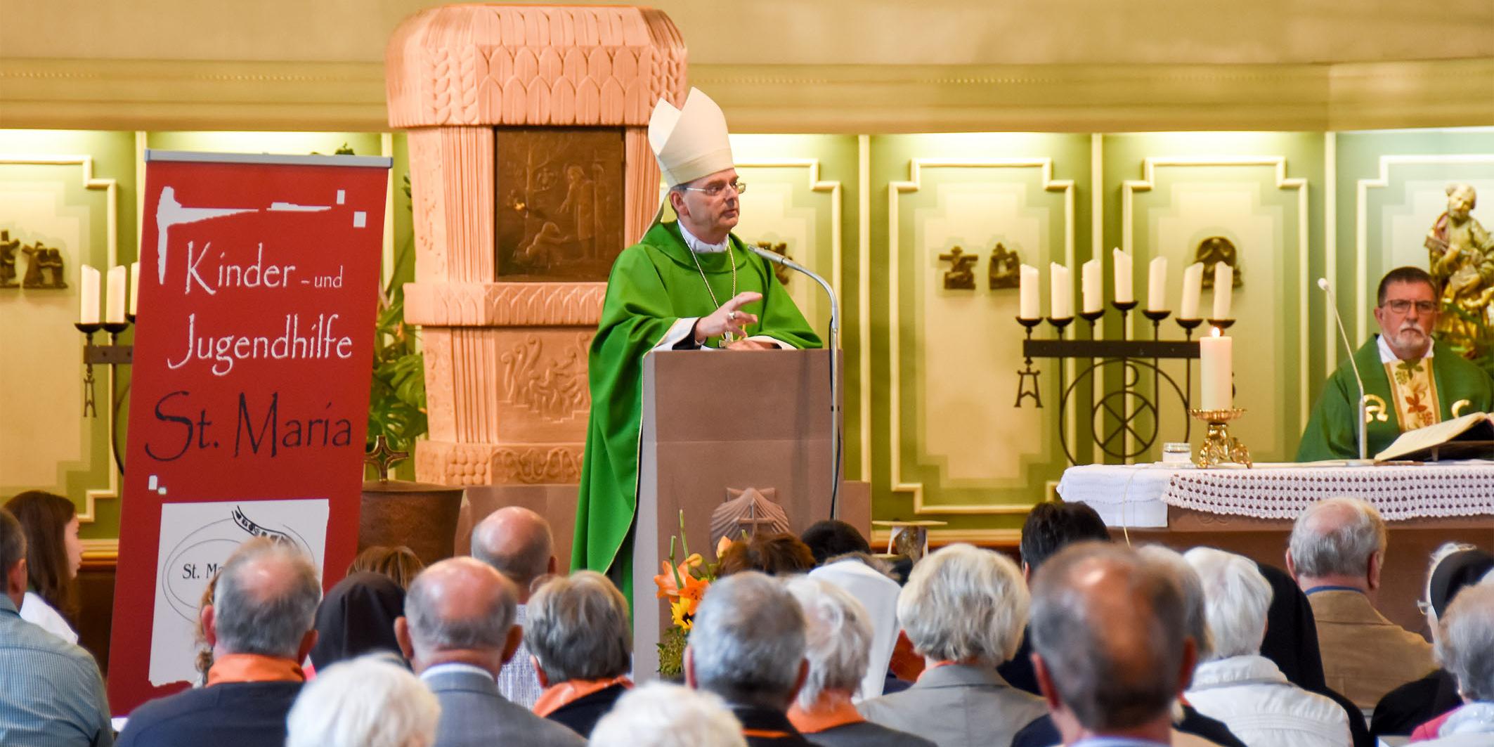 Weihbischof Robert Brahm bei der Messe zur Einweihung der Tagsförderstätte in Weiskirchen