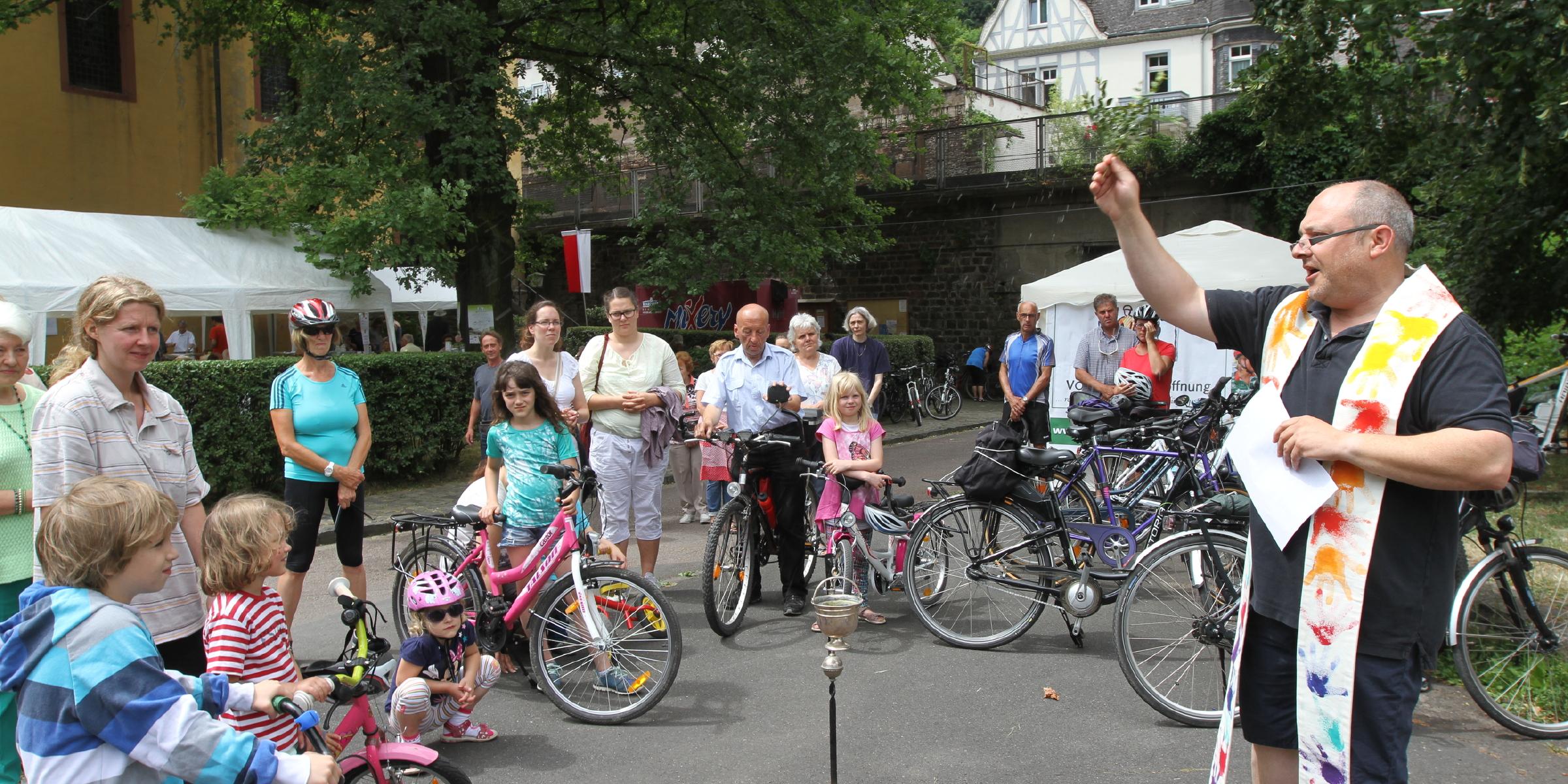 Pfarrer Michael Knipp beim Segnen der Fahrräder