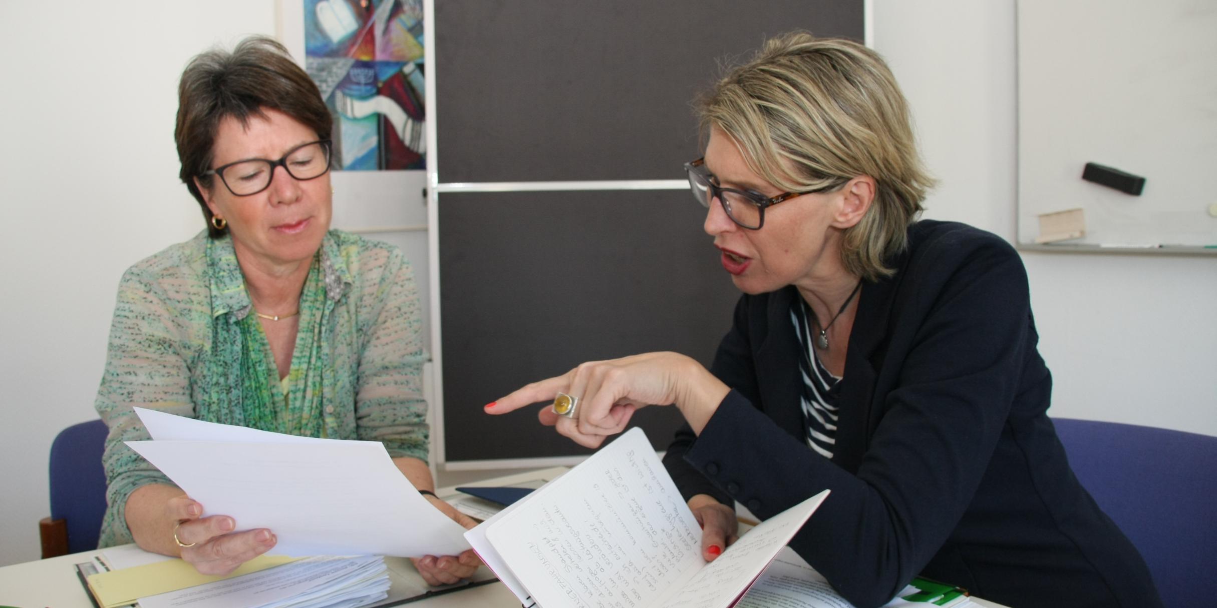 Mentorin Angela Thelen (links) und Mentee Eva-Maria Dech (rechts) treffen sich regelmäßig zum gemeinsamen Austausch.