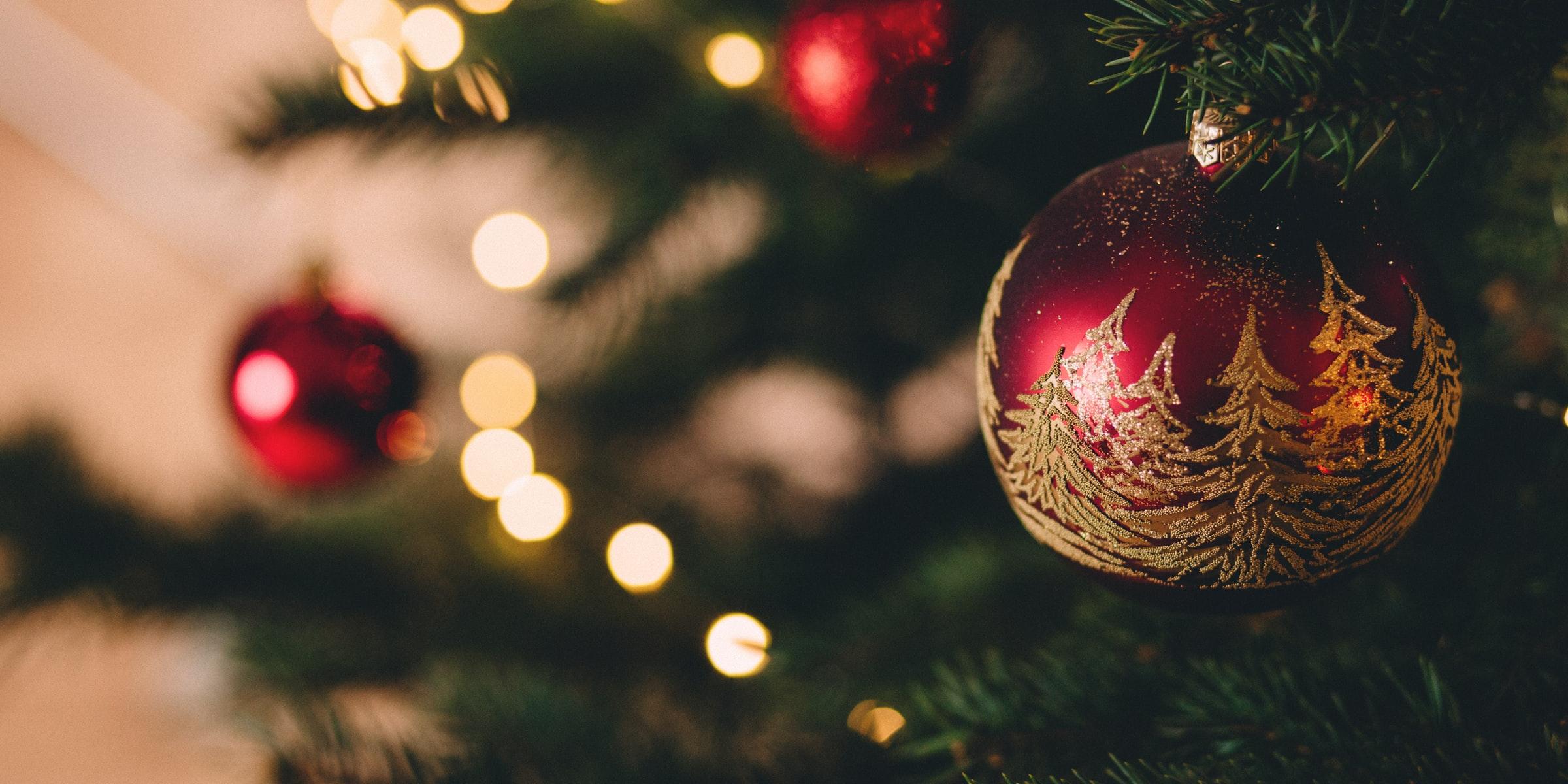 Geschmückter Weihnachtsbaum - ganz analog. Foto: Freestocks/Unsplash