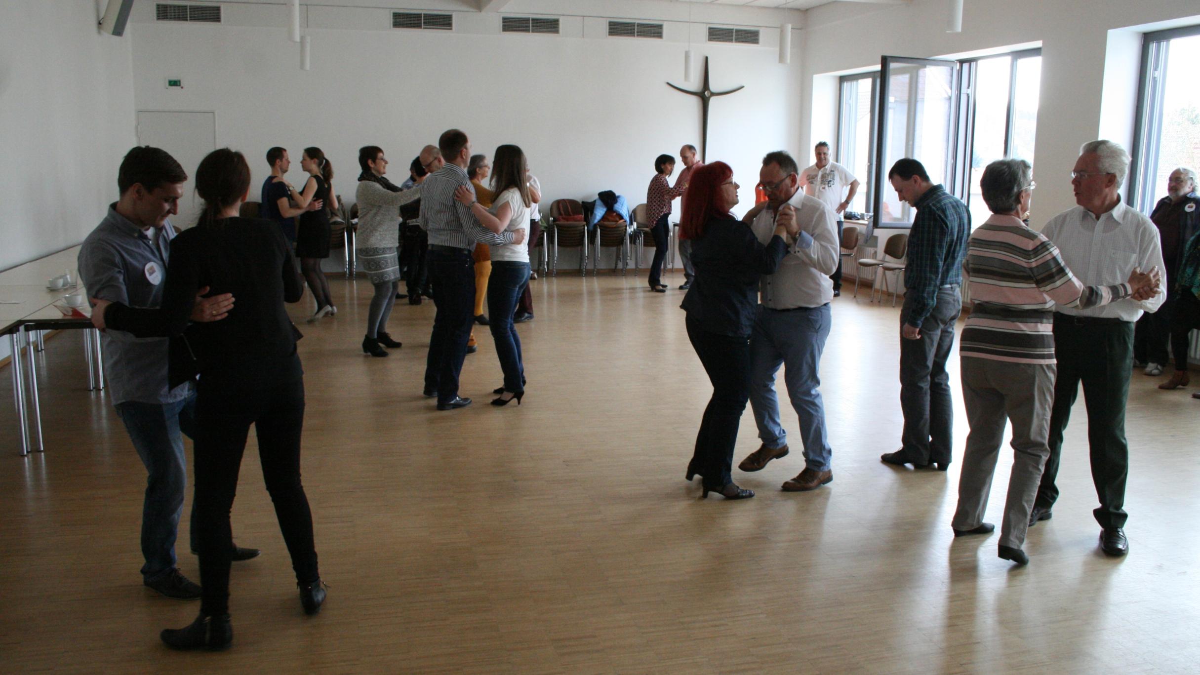 Zwölf Paare nahmen am diesjährigen Tanzkurs teil (red)