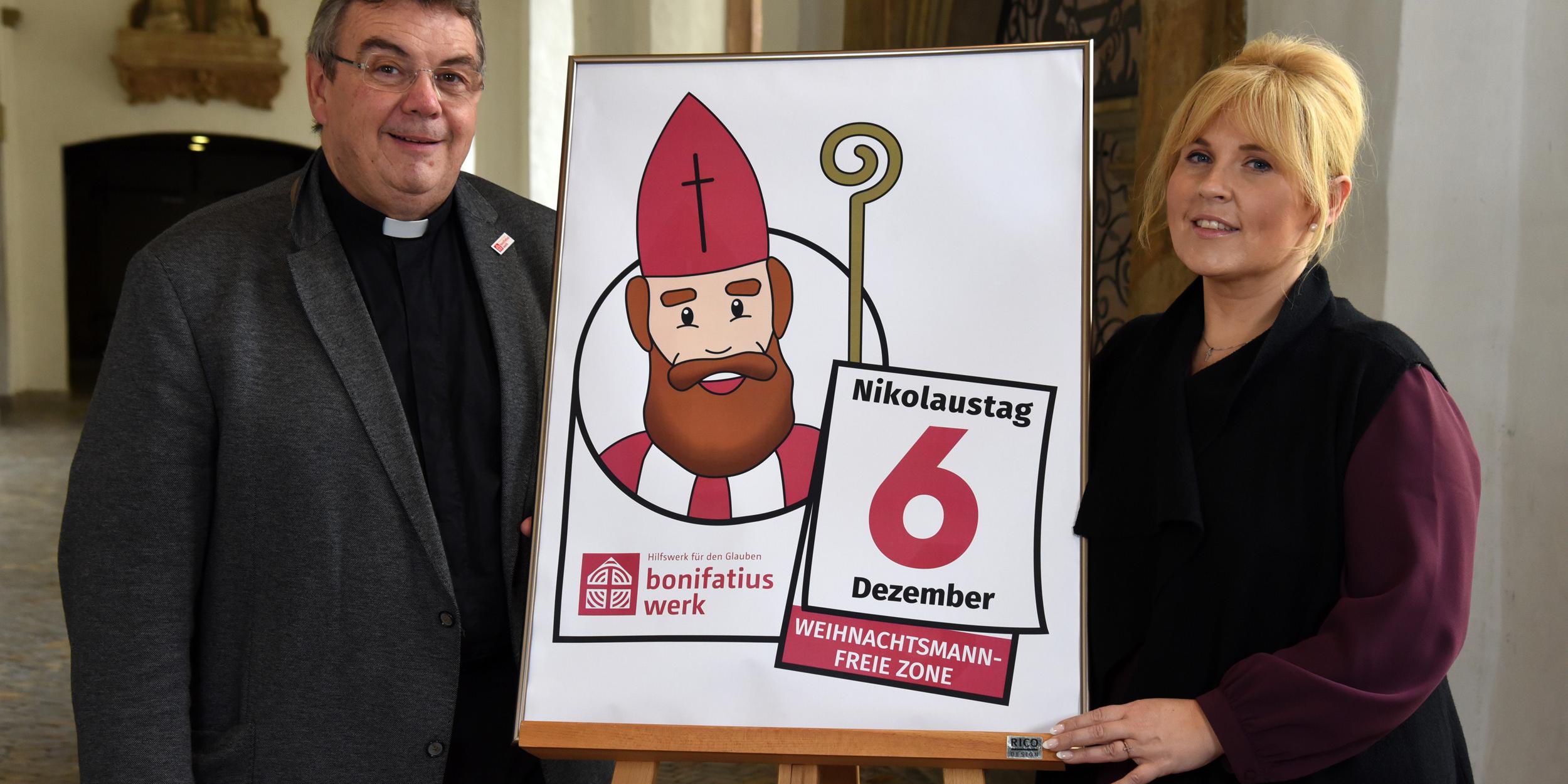Maite Kelly und Monsignore Georg Austen präsentieren das Logo zur Nikolausinitiative des Bonifatiuswerkes. Foto: Theresa Meier