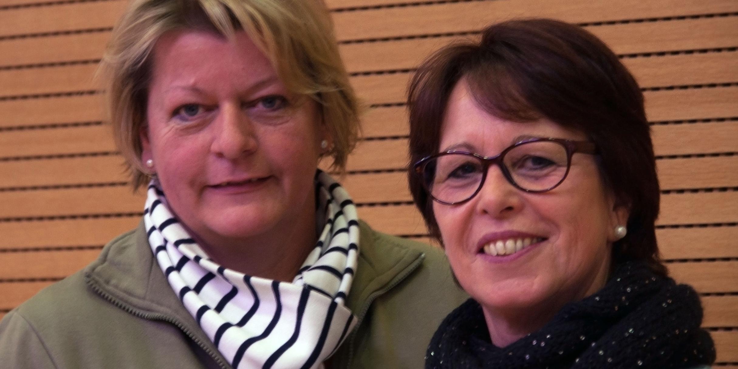 Elisabeth Meyer-Geisen (links) und Annette Weiß sind Freiwillige für die Hotline nach dem Fernsehgottesdienst.